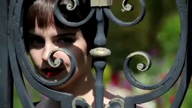 EmmaWatsonFan-nl_2011HarpersBazaar0107.jpg
