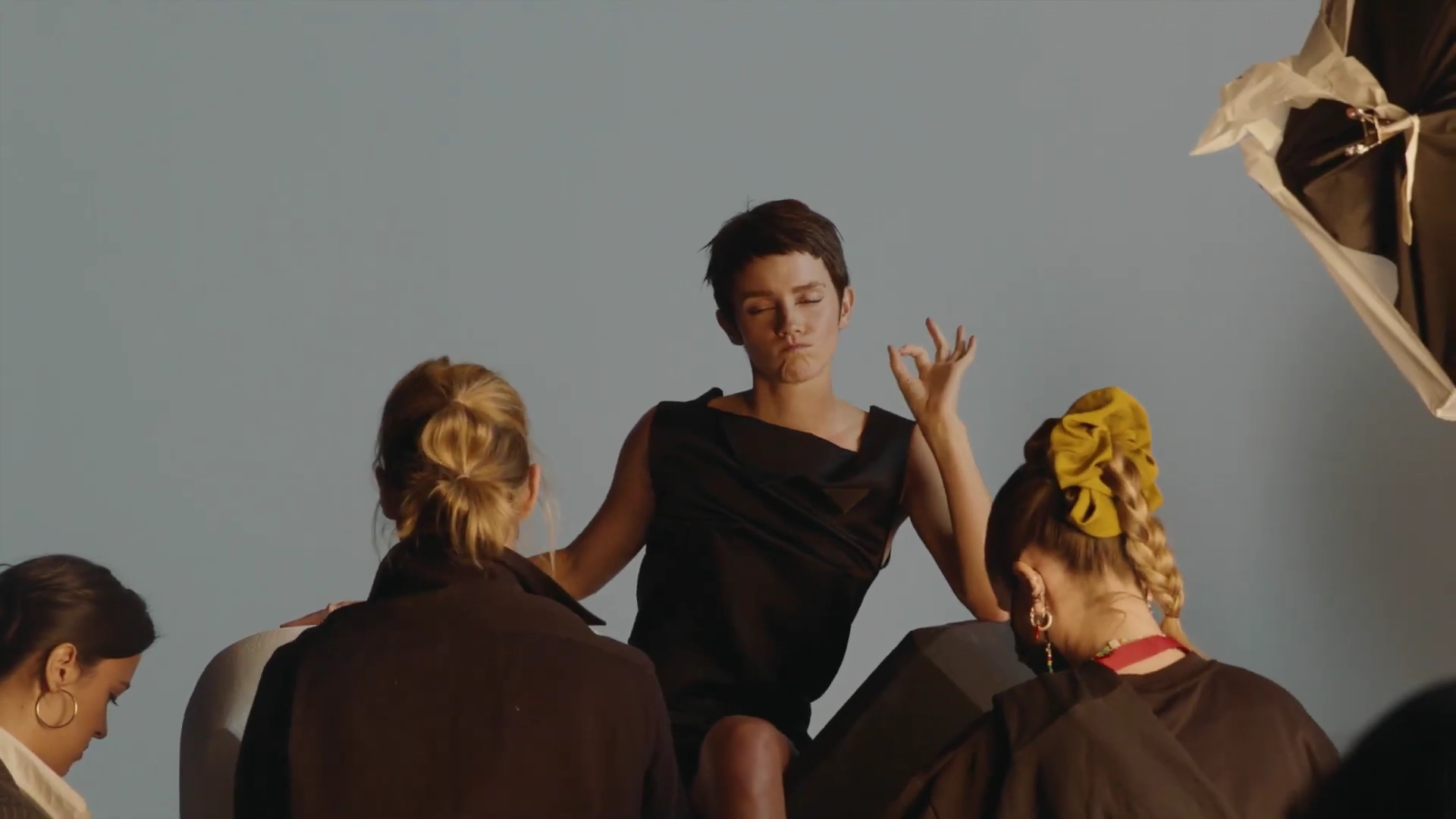 EmmaWatsonFan-dot-nl_2022PradaParadoxeFilm-MakingOf0303.jpg EmmaWatsonFan-dot-nl_2022PradaParadoxeFilm-MakingOf0303.jpg