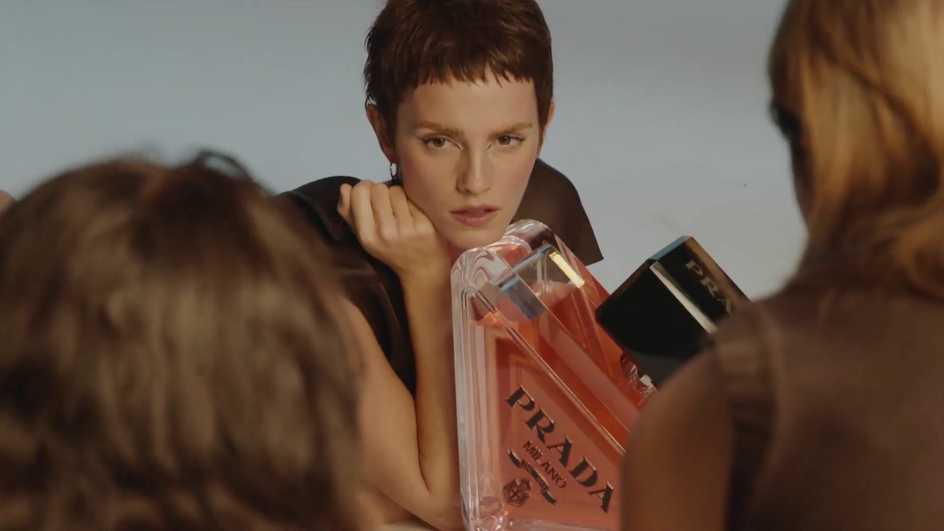 EmmaWatsonFan-dot-nl_2022PradaParadoxeFilm-MakingOf0307.jpg