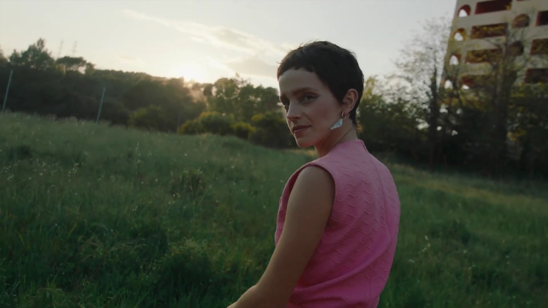 EmmaWatsonFan-dot-nl_2022PradaParadoxeFilm-MakingOf0312.jpg EmmaWatsonFan-dot-nl_2022PradaParadoxeFilm-MakingOf0312.jpg