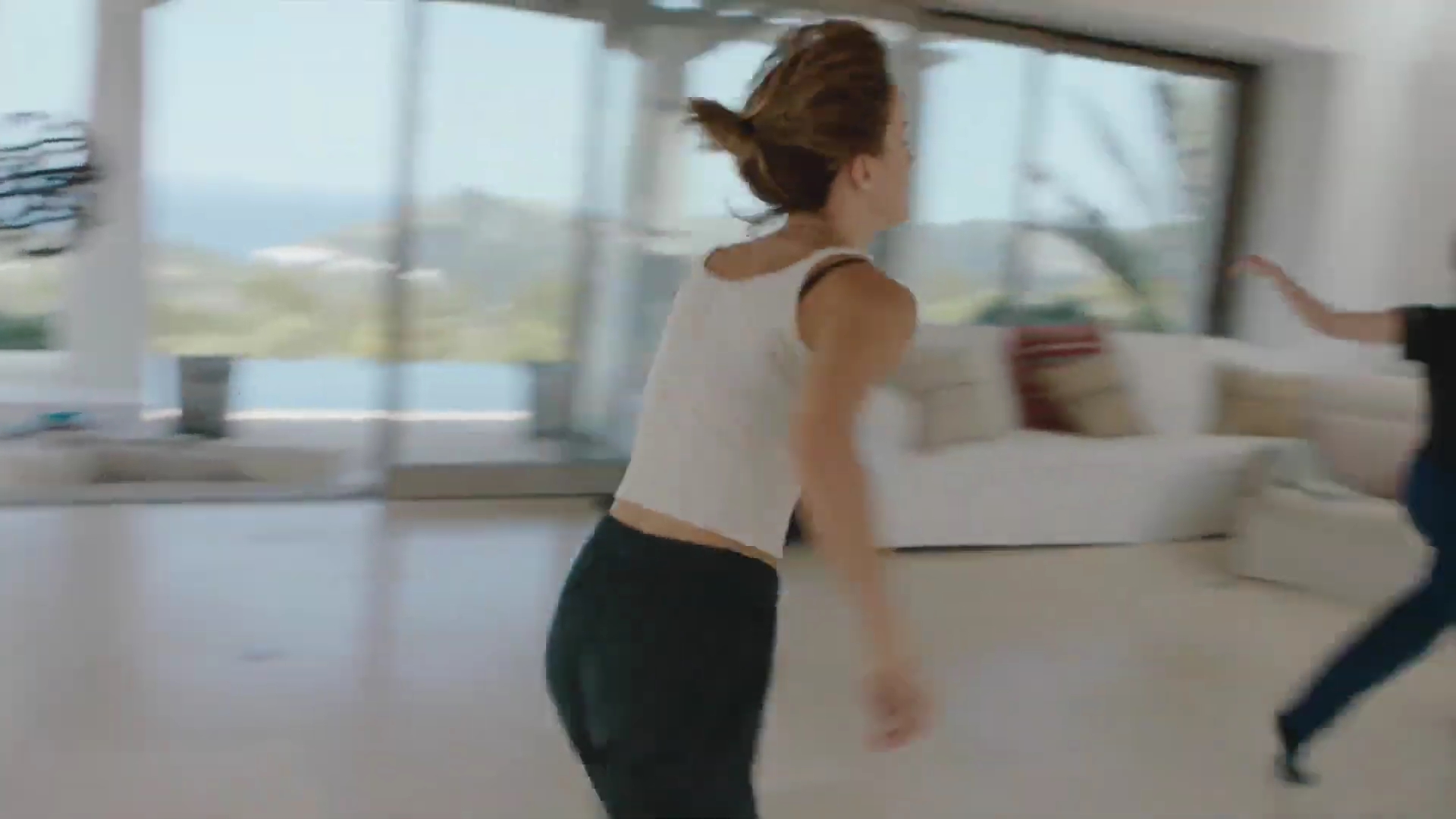 EmmaWatsonFan-dot-nl_2022PradaParadoxeFilm-MakingOf0349.jpg