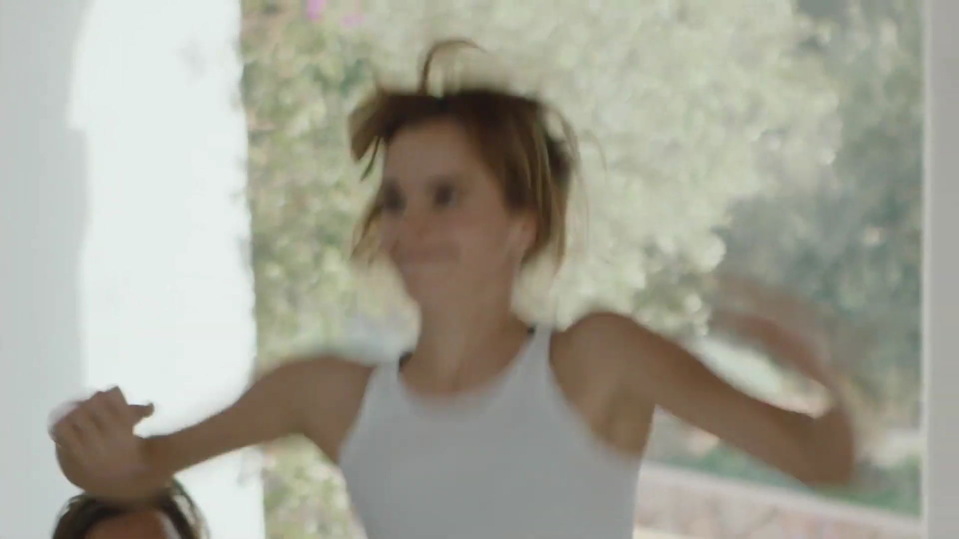 EmmaWatsonFan-dot-nl_2022PradaParadoxeFilm-MakingOf0357.jpg