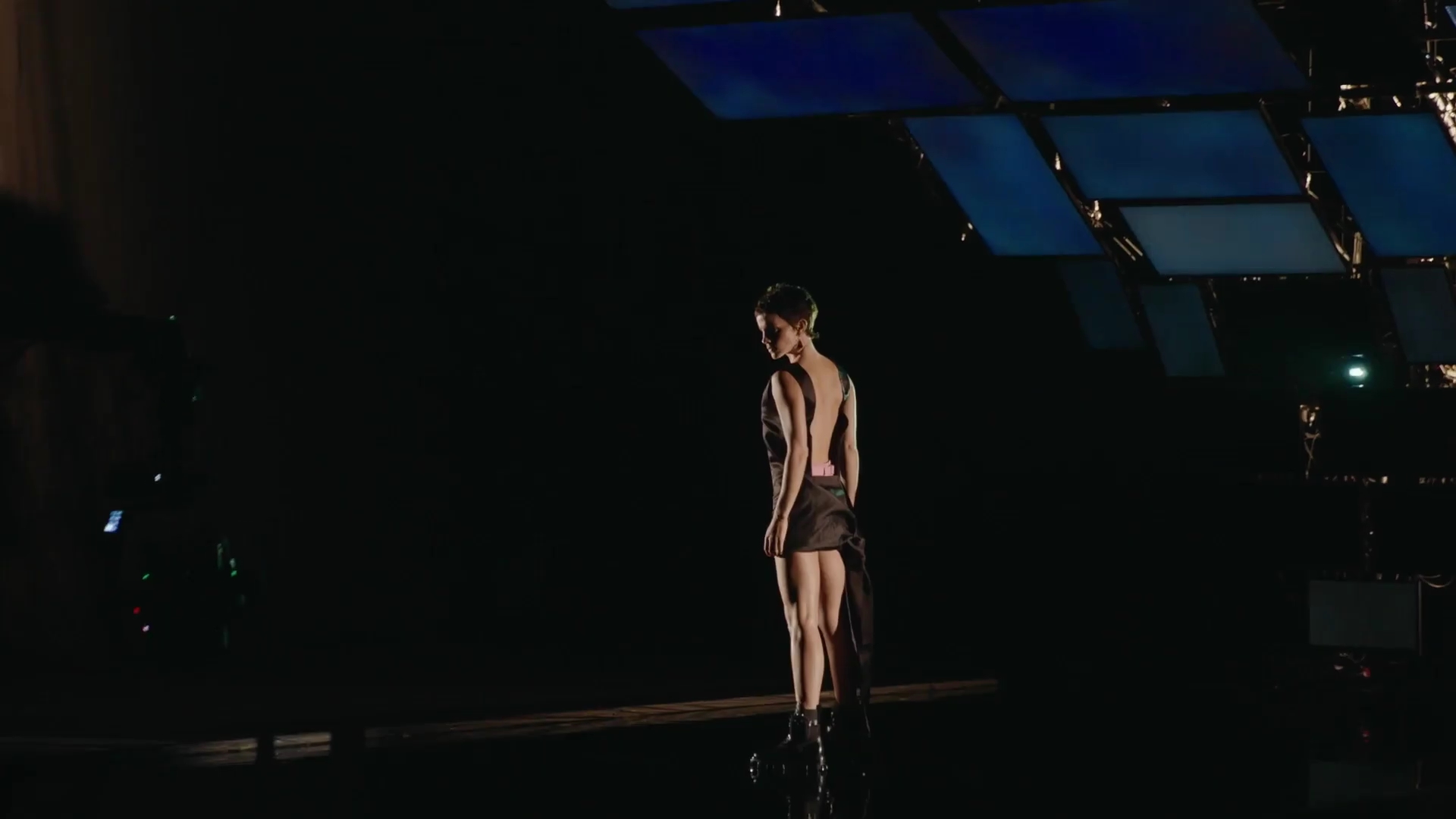 EmmaWatsonFan-dot-nl_2022PradaParadoxeFilm-MakingOf0449.jpg