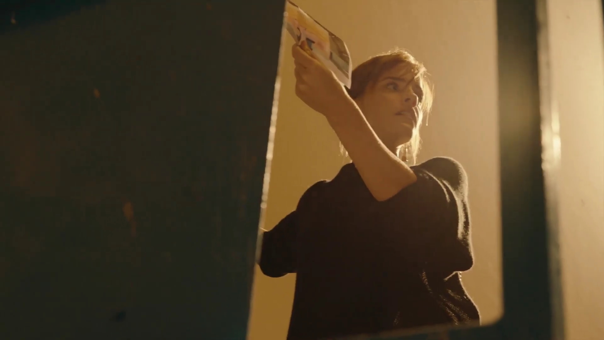 EmmaWatsonFan-dot-nl_2022PradaParadoxeFilm-MakingOf0453.jpg