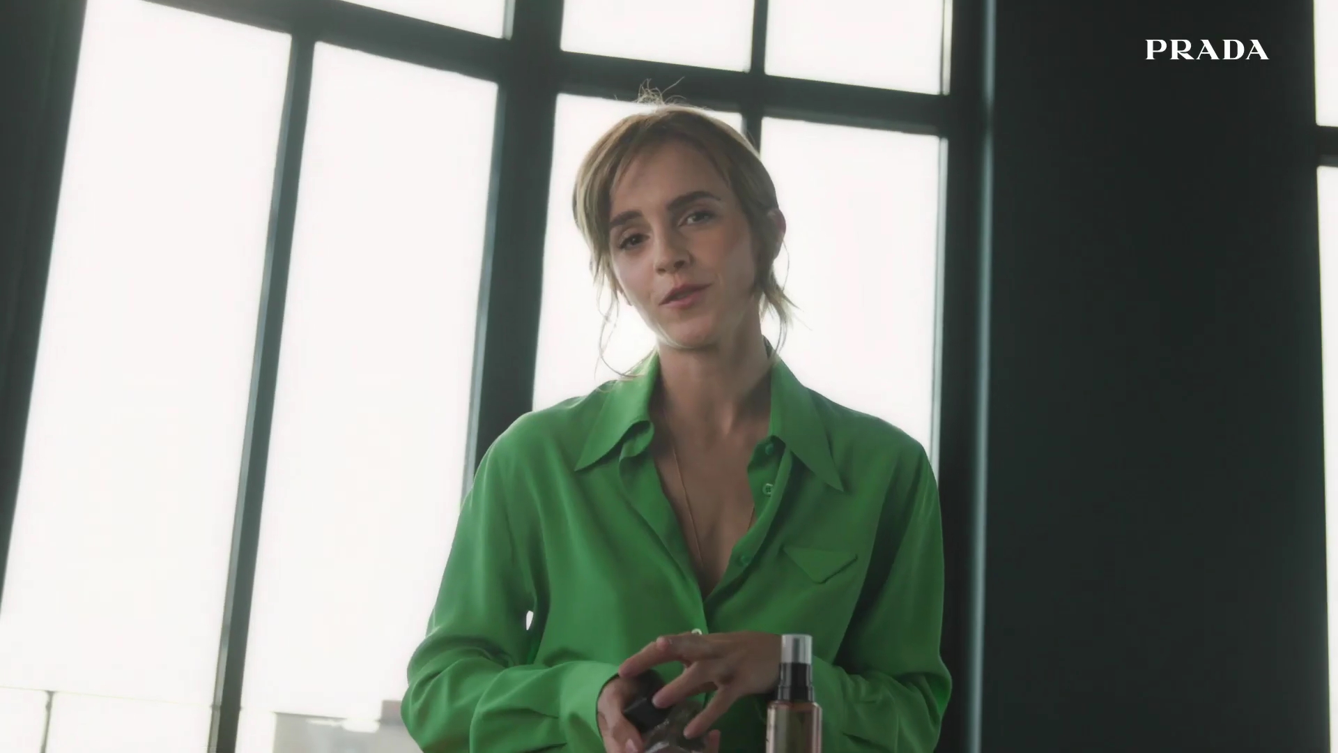 EmmaWatsonFan-dot-nl_2022PradaParadoxe-HowToRefillBottle0014.jpg