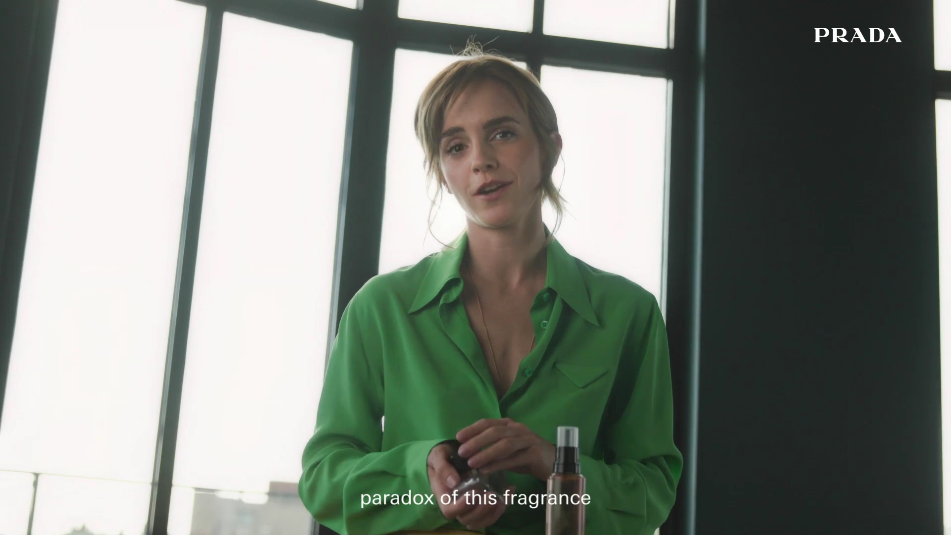EmmaWatsonFan-dot-nl_2022PradaParadoxe-HowToRefillBottle0015.jpg