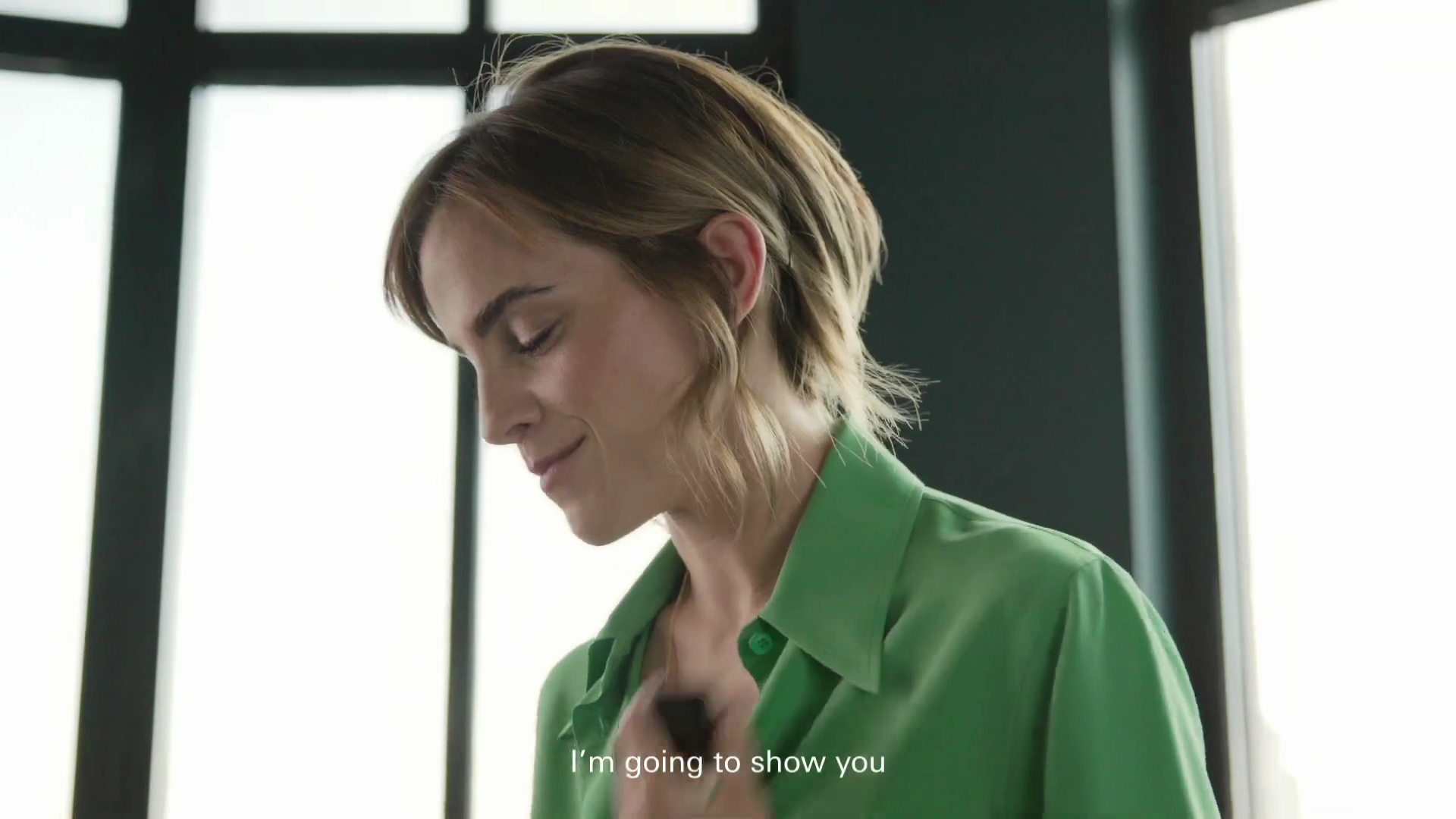EmmaWatsonFan-dot-nl_2022PradaParadoxe-HowToRefillBottle0020.jpg