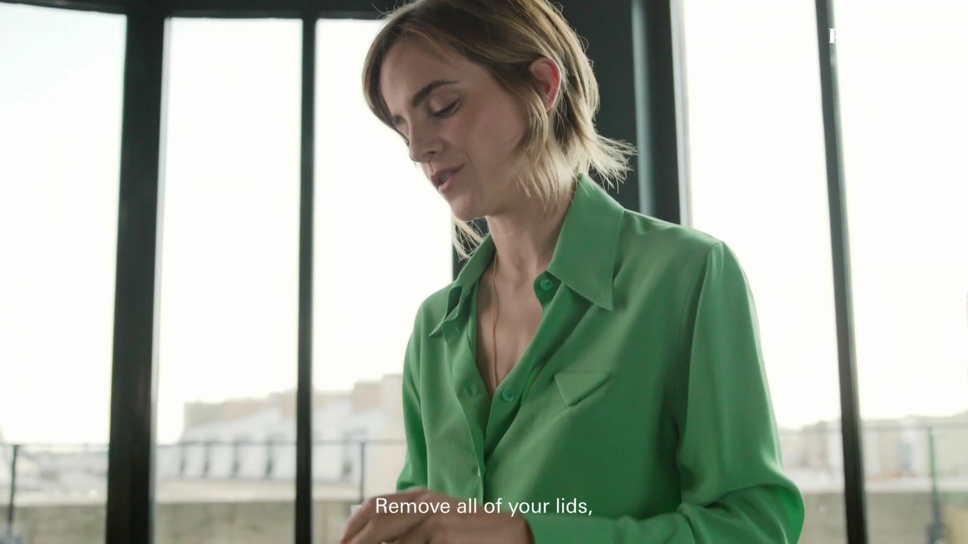 EmmaWatsonFan-dot-nl_2022PradaParadoxe-HowToRefillBottle0023.jpg