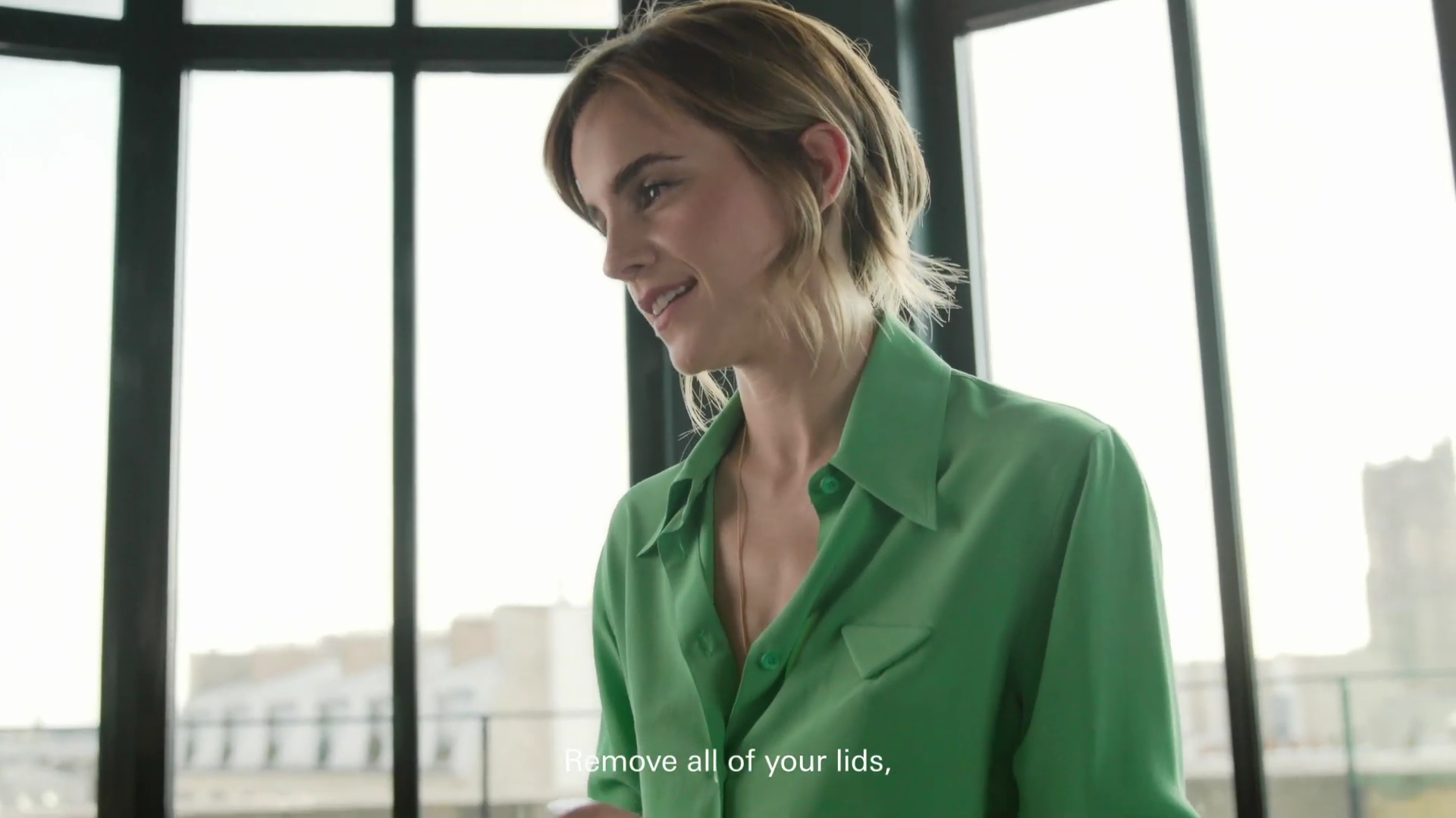 EmmaWatsonFan-dot-nl_2022PradaParadoxe-HowToRefillBottle0024.jpg
