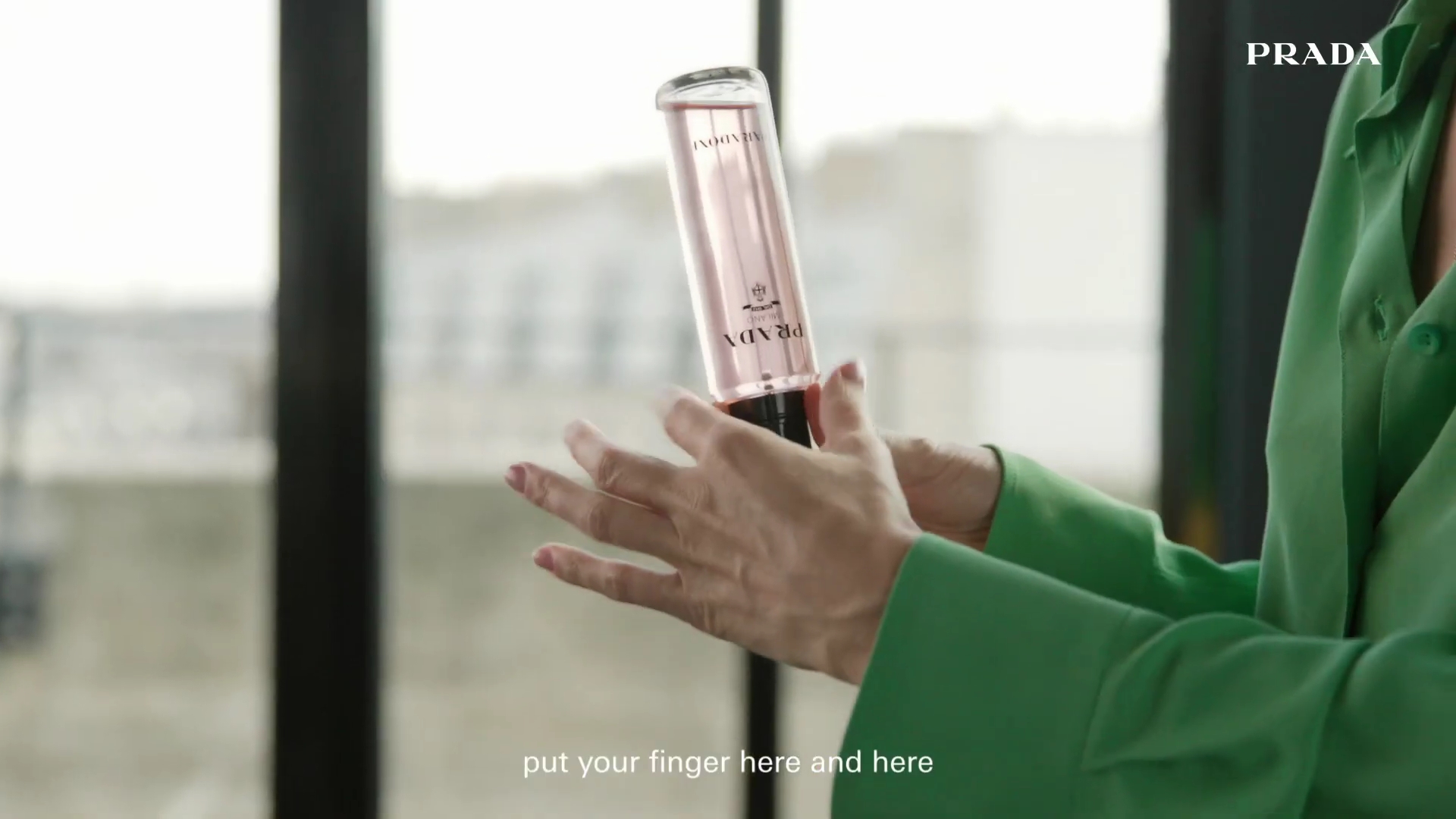 EmmaWatsonFan-dot-nl_2022PradaParadoxe-HowToRefillBottle0032.jpg