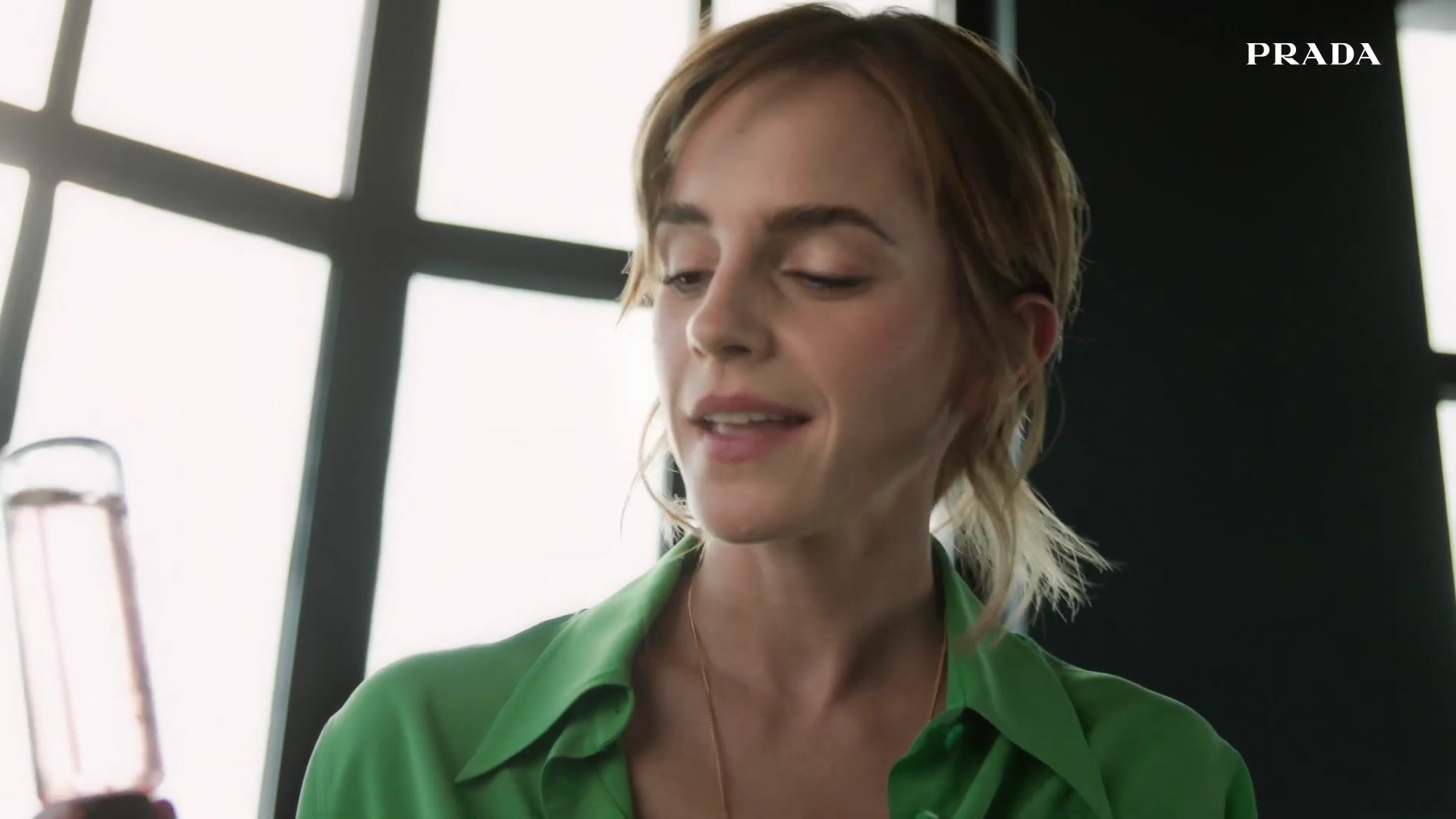 EmmaWatsonFan-dot-nl_2022PradaParadoxe-HowToRefillBottle0042.jpg