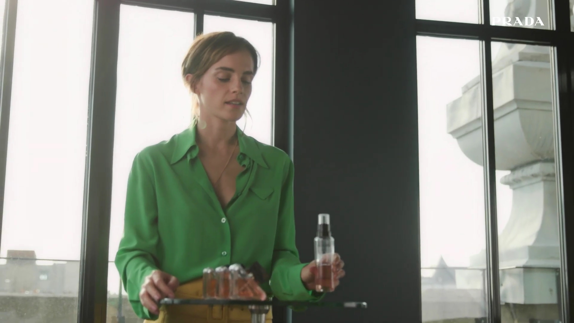 EmmaWatsonFan-dot-nl_2022PradaParadoxe-HowToRefillBottle0050.jpg