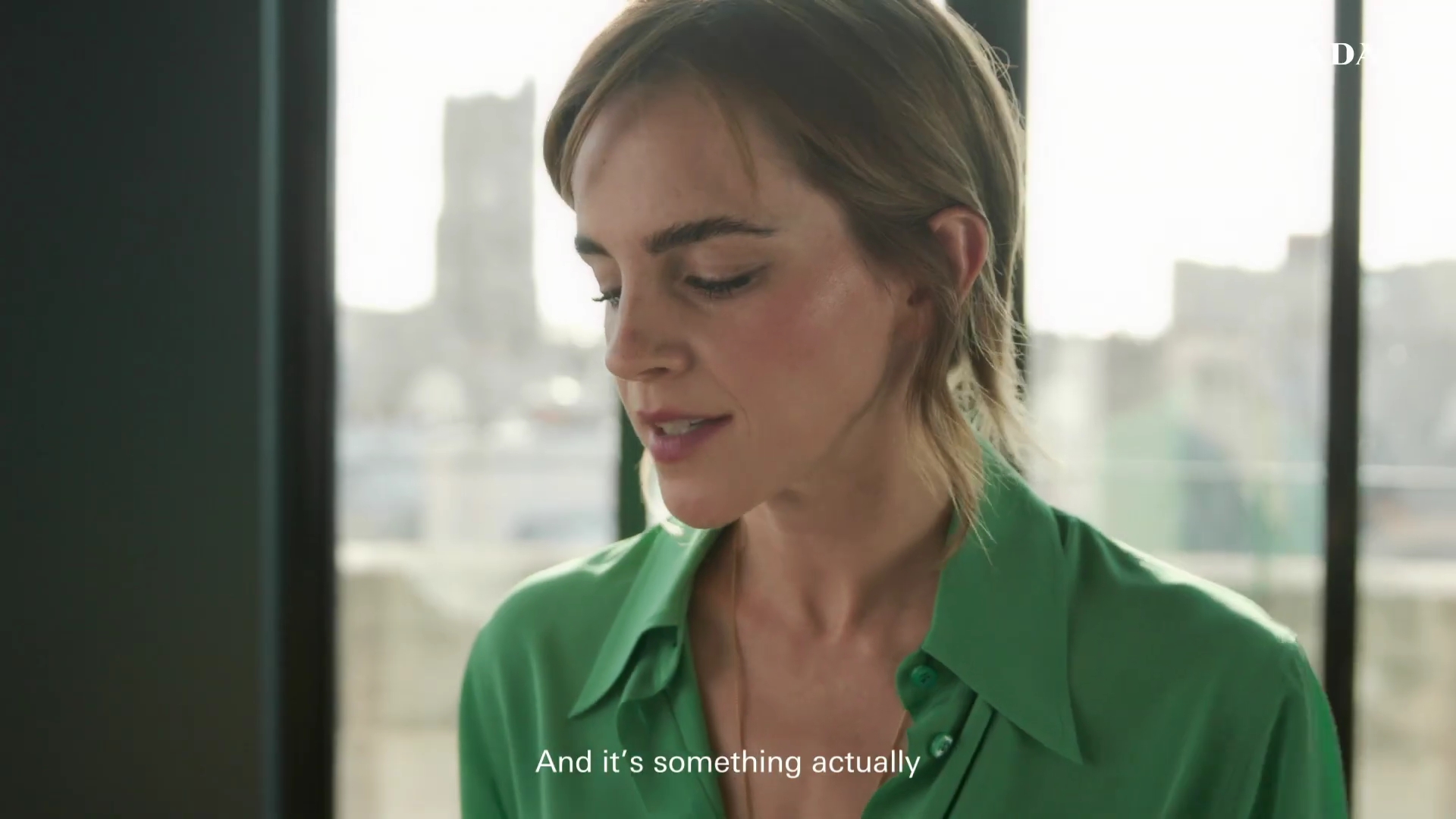 EmmaWatsonFan-dot-nl_2022PradaParadoxe-HowToRefillBottle0070.jpg