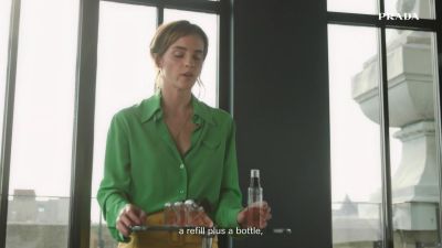 EmmaWatsonFan-dot-nl_2022PradaParadoxe-HowToRefillBottle0051.jpg