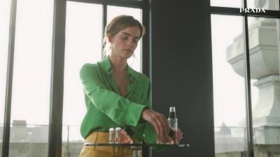 EmmaWatsonFan-dot-nl_2022PradaParadoxe-HowToRefillBottle0053.jpg