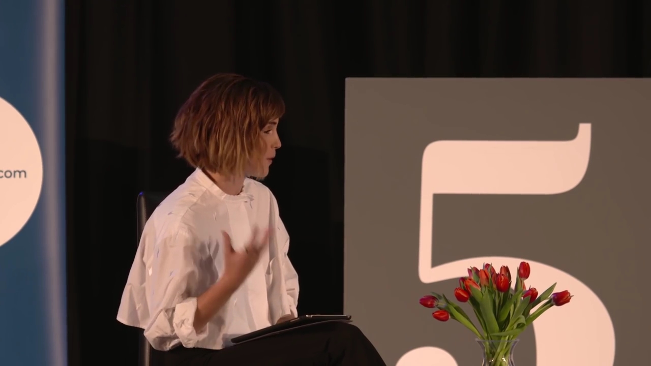 EmmaWatsonFan-nl_2016OurSharedShelf-InCoversationWithGloriaSteinem0037.jpg