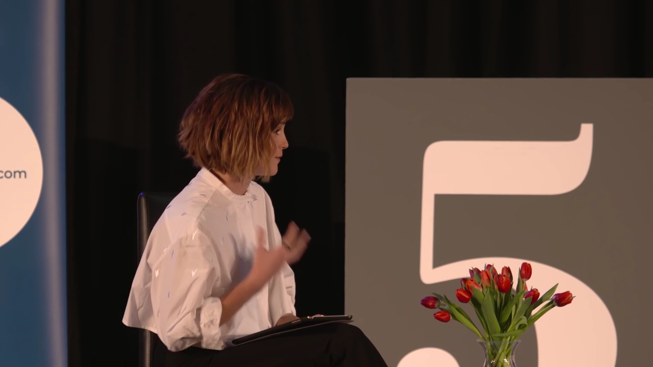 EmmaWatsonFan-nl_2016OurSharedShelf-InCoversationWithGloriaSteinem0038.jpg