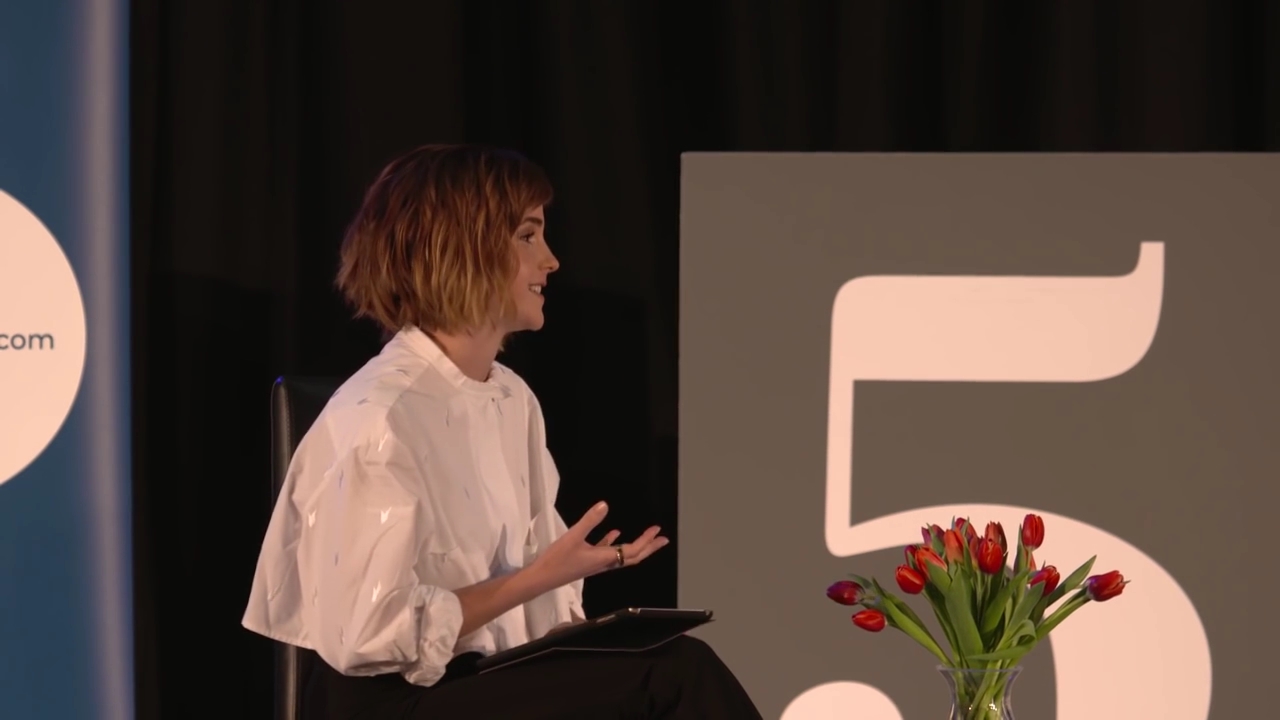 EmmaWatsonFan-nl_2016OurSharedShelf-InCoversationWithGloriaSteinem0039.jpg