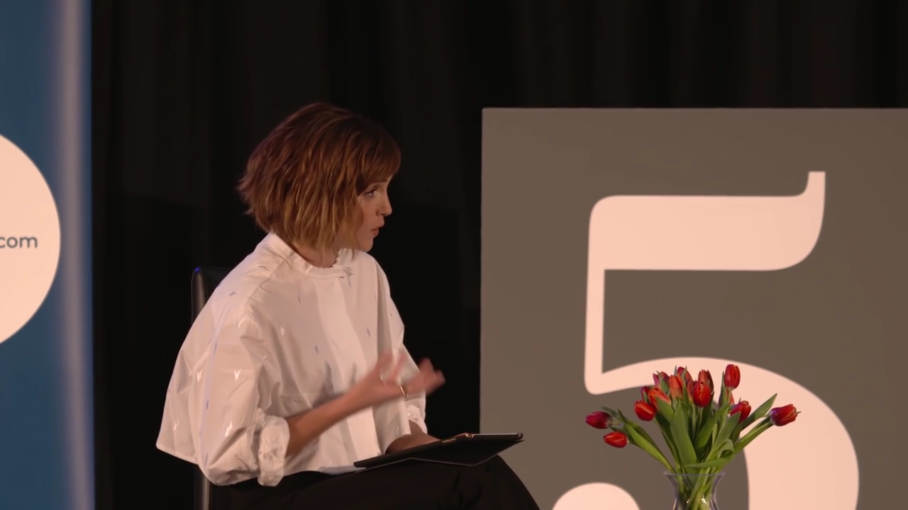 EmmaWatsonFan-nl_2016OurSharedShelf-InCoversationWithGloriaSteinem0044.jpg