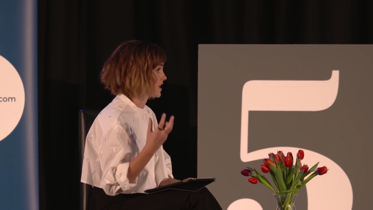 EmmaWatsonFan-nl_2016OurSharedShelf-InCoversationWithGloriaSteinem0055.jpg