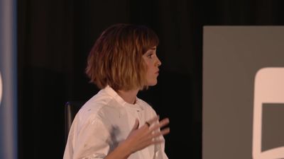 EmmaWatsonFan-nl_2016OurSharedShelf-InCoversationWithGloriaSteinem1104.jpg