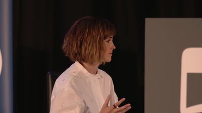 EmmaWatsonFan-nl_2016OurSharedShelf-InCoversationWithGloriaSteinem1106.jpg