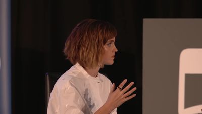 EmmaWatsonFan-nl_2016OurSharedShelf-InCoversationWithGloriaSteinem2049.jpg