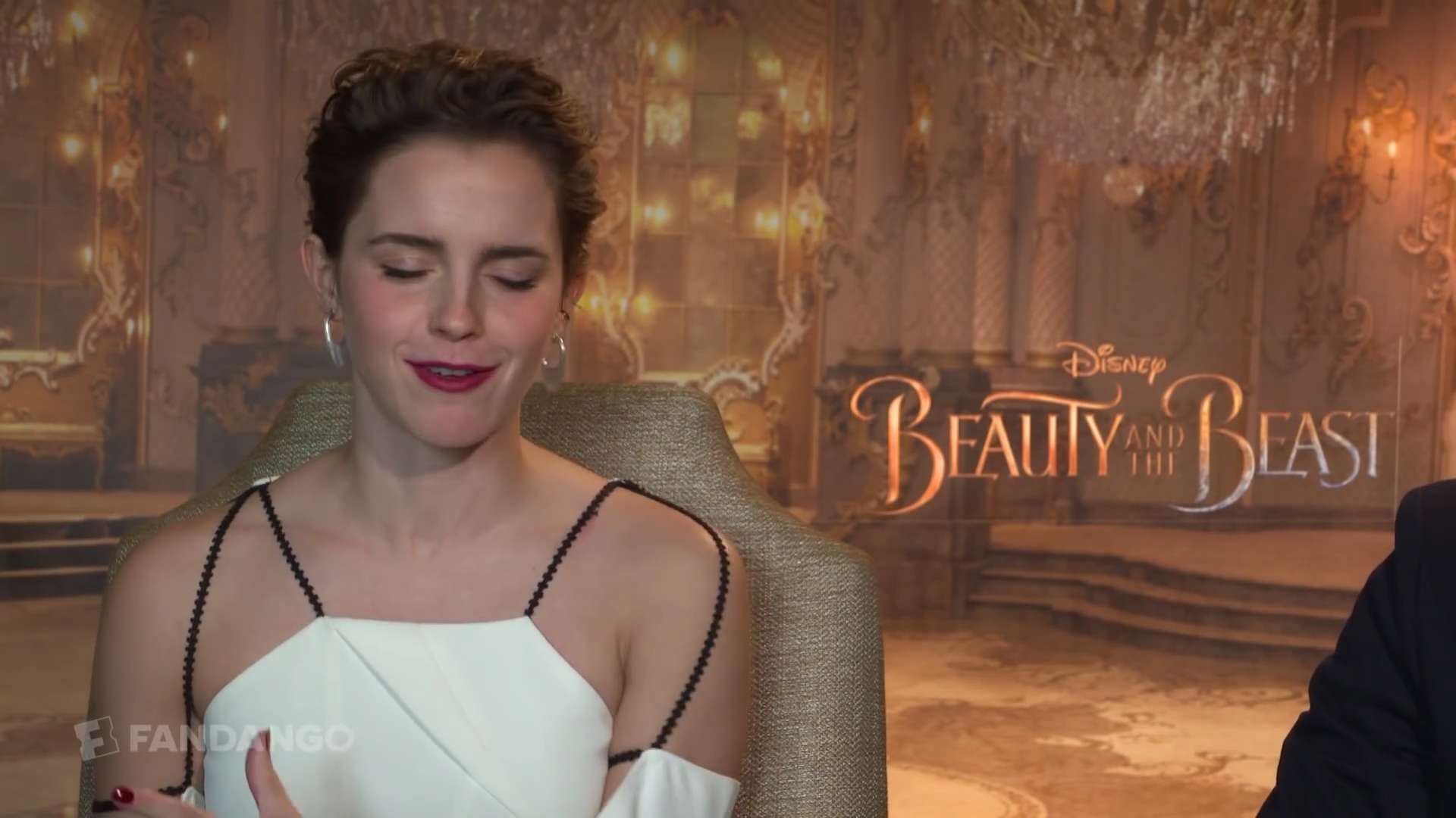 EmmaWatsonFan-dot-NL_2017BeautyAndTheBeastPressJunket-Fandango0119.jpg