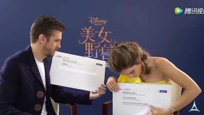 EmmaWatsonFan-dot-NL_BeautyAndTheBeastPressJunket-ShanghaiInterview0115.jpg