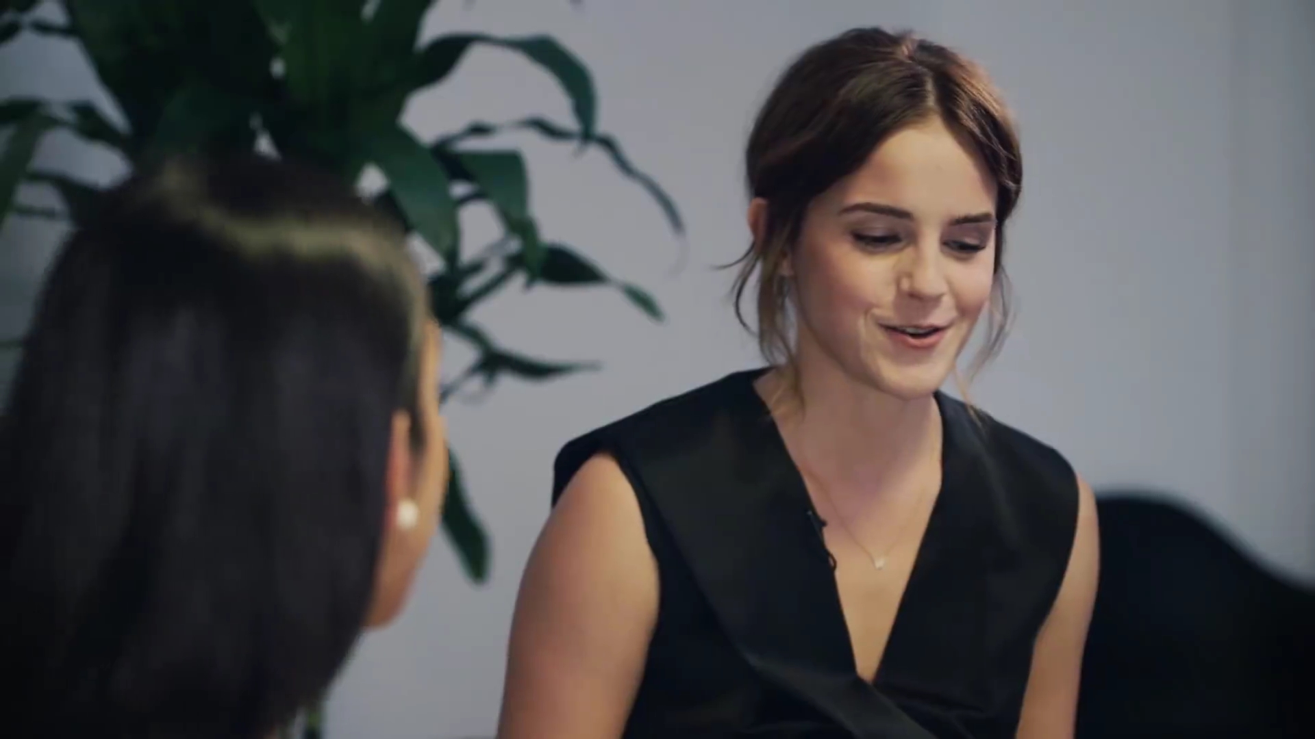 EmmaWatsonFan-dot-NL_2018OurSharedShelfWithRupiKaur0054.jpg EmmaWatsonFan-dot-NL_2018OurSharedShelfWithRupiKaur0054.jpg