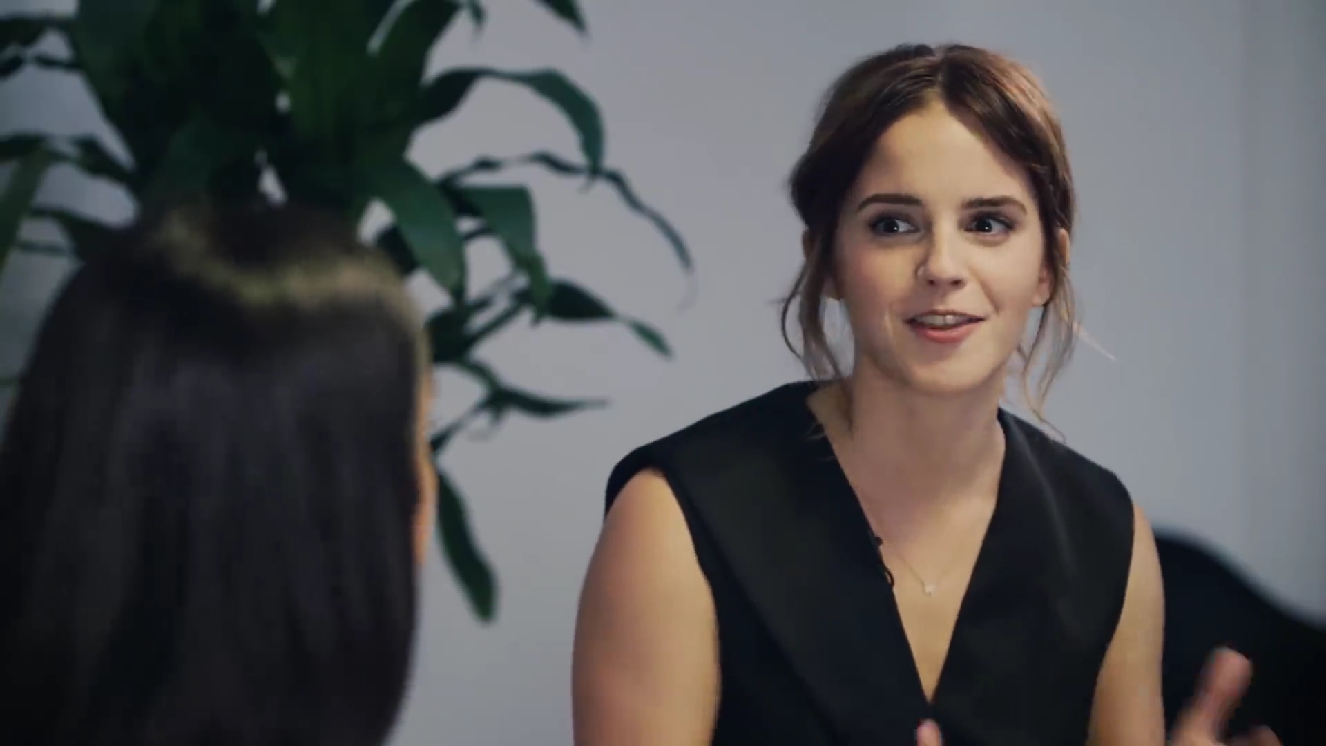 EmmaWatsonFan-dot-NL_2018OurSharedShelfWithRupiKaur0123.jpg EmmaWatsonFan-dot-NL_2018OurSharedShelfWithRupiKaur0123.jpg