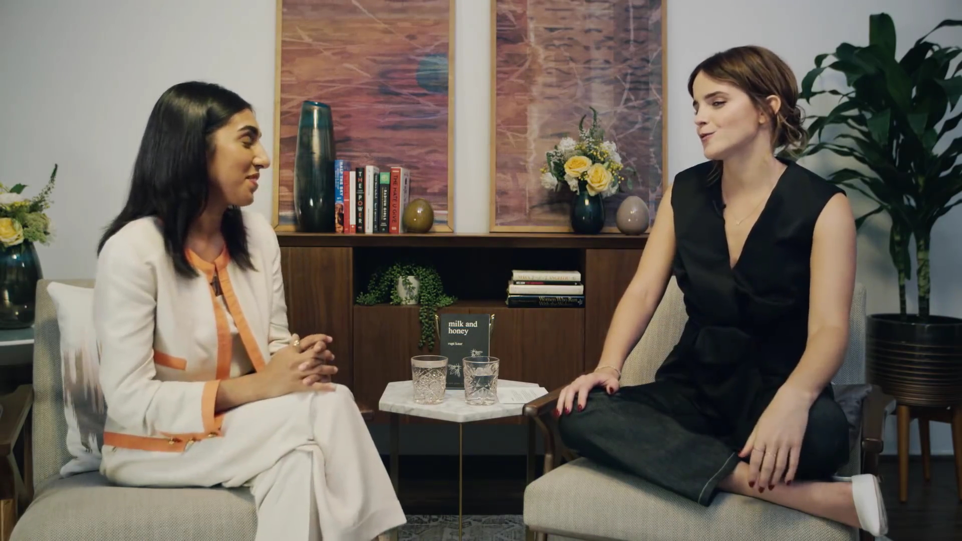 EmmaWatsonFan-dot-NL_2018OurSharedShelfWithRupiKaur0777.jpg EmmaWatsonFan-dot-NL_2018OurSharedShelfWithRupiKaur0777.jpg