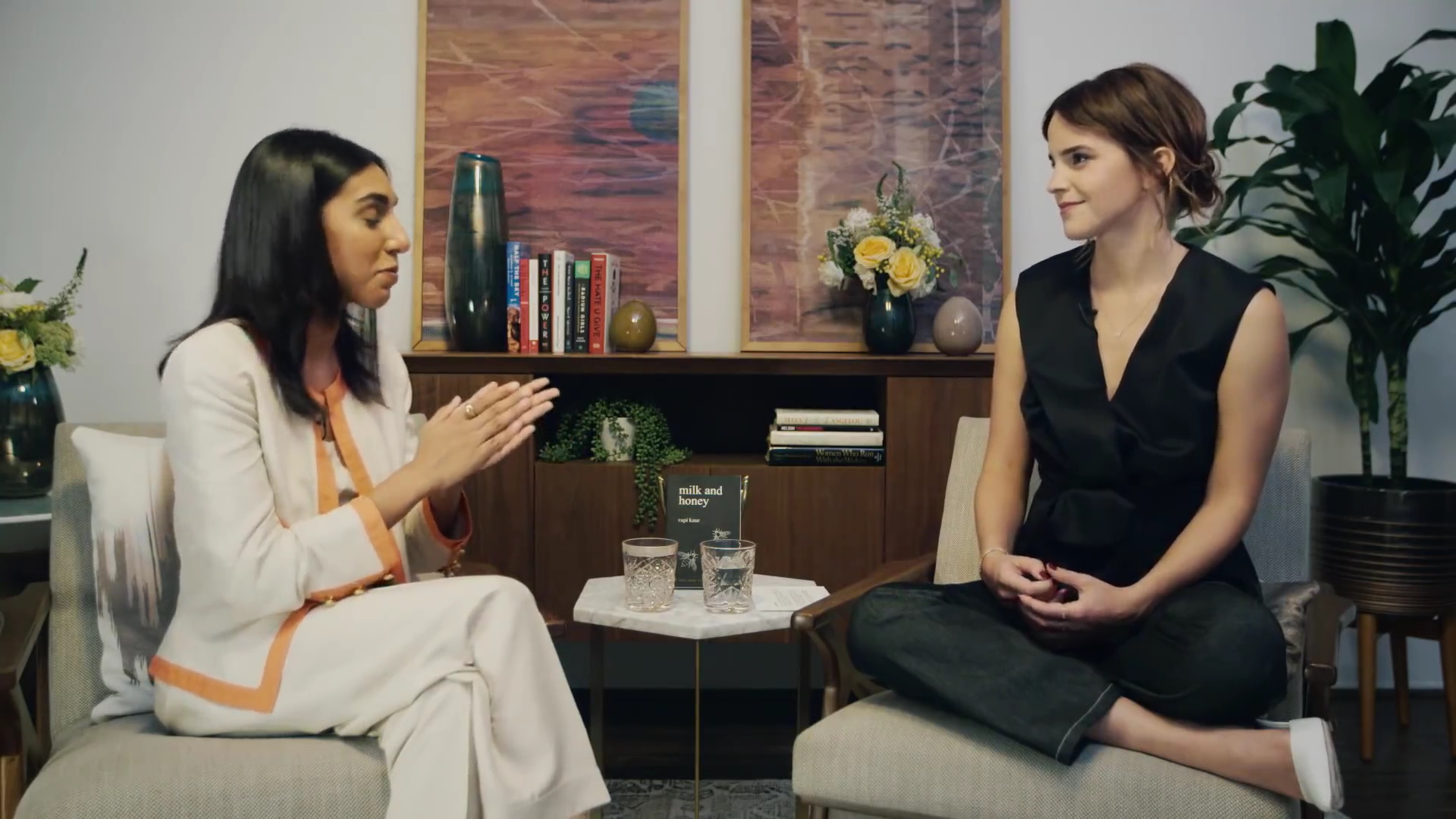 EmmaWatsonFan-dot-NL_2018OurSharedShelfWithRupiKaur0810.jpg EmmaWatsonFan-dot-NL_2018OurSharedShelfWithRupiKaur0810.jpg