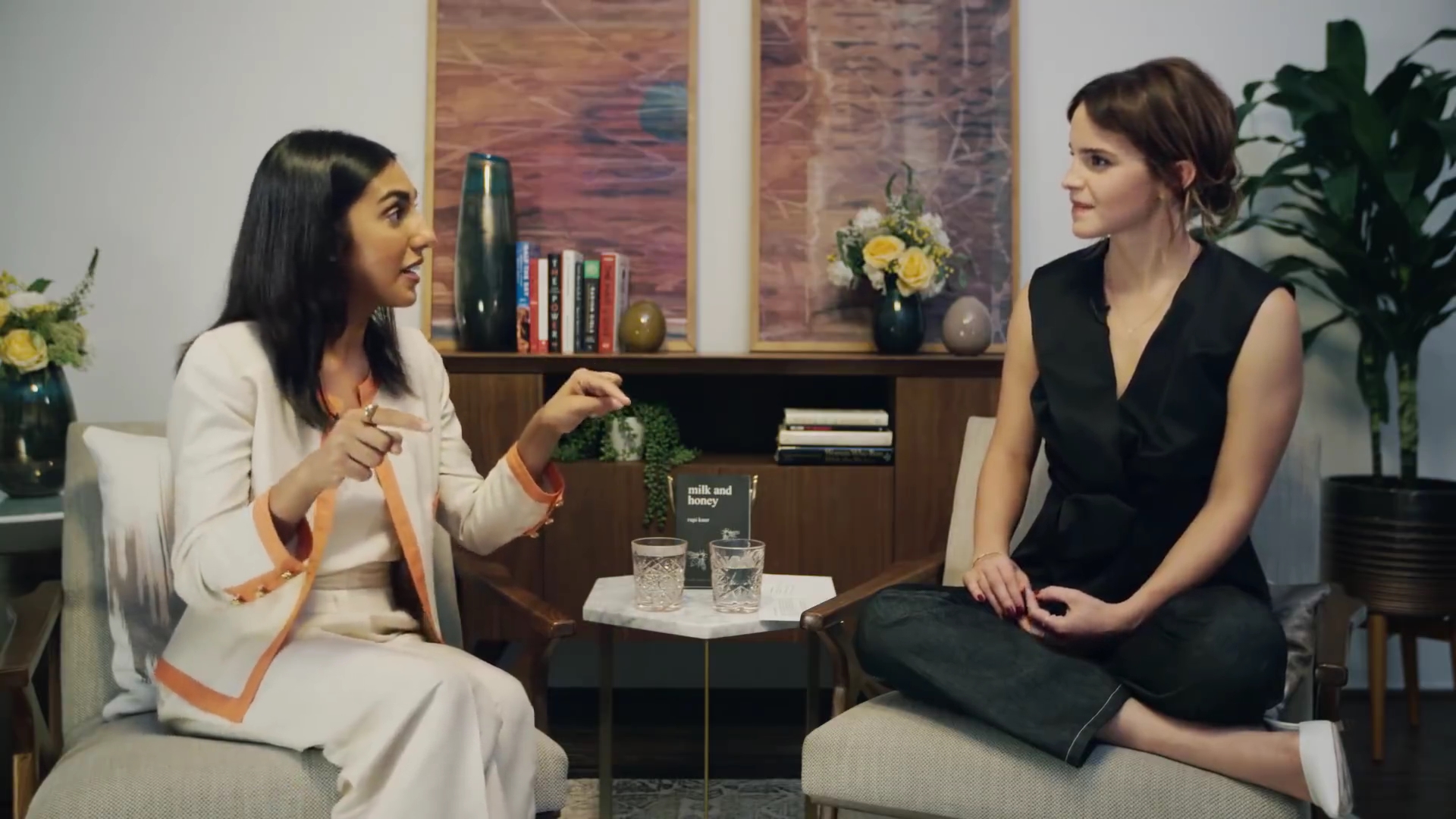 EmmaWatsonFan-dot-NL_2018OurSharedShelfWithRupiKaur1328.jpg EmmaWatsonFan-dot-NL_2018OurSharedShelfWithRupiKaur1328.jpg