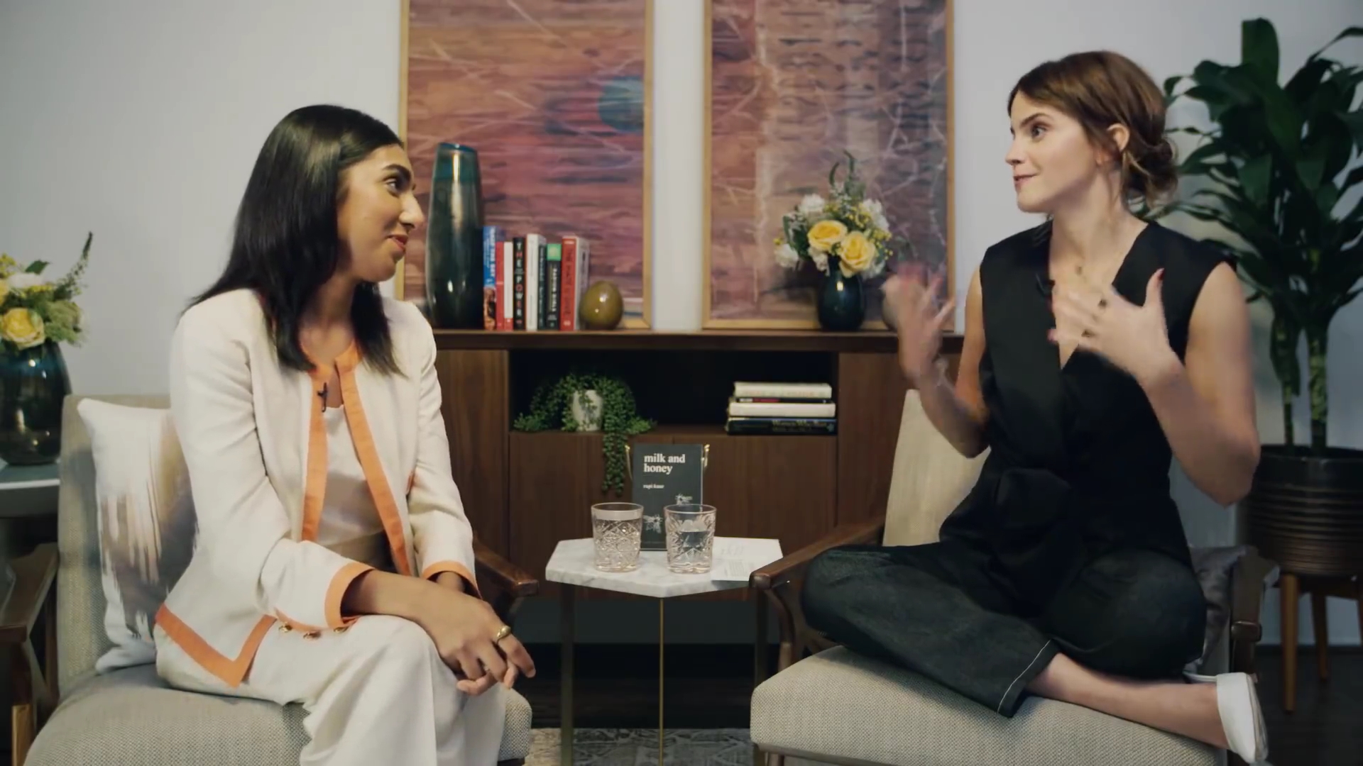 EmmaWatsonFan-dot-NL_2018OurSharedShelfWithRupiKaur1364.jpg EmmaWatsonFan-dot-NL_2018OurSharedShelfWithRupiKaur1364.jpg