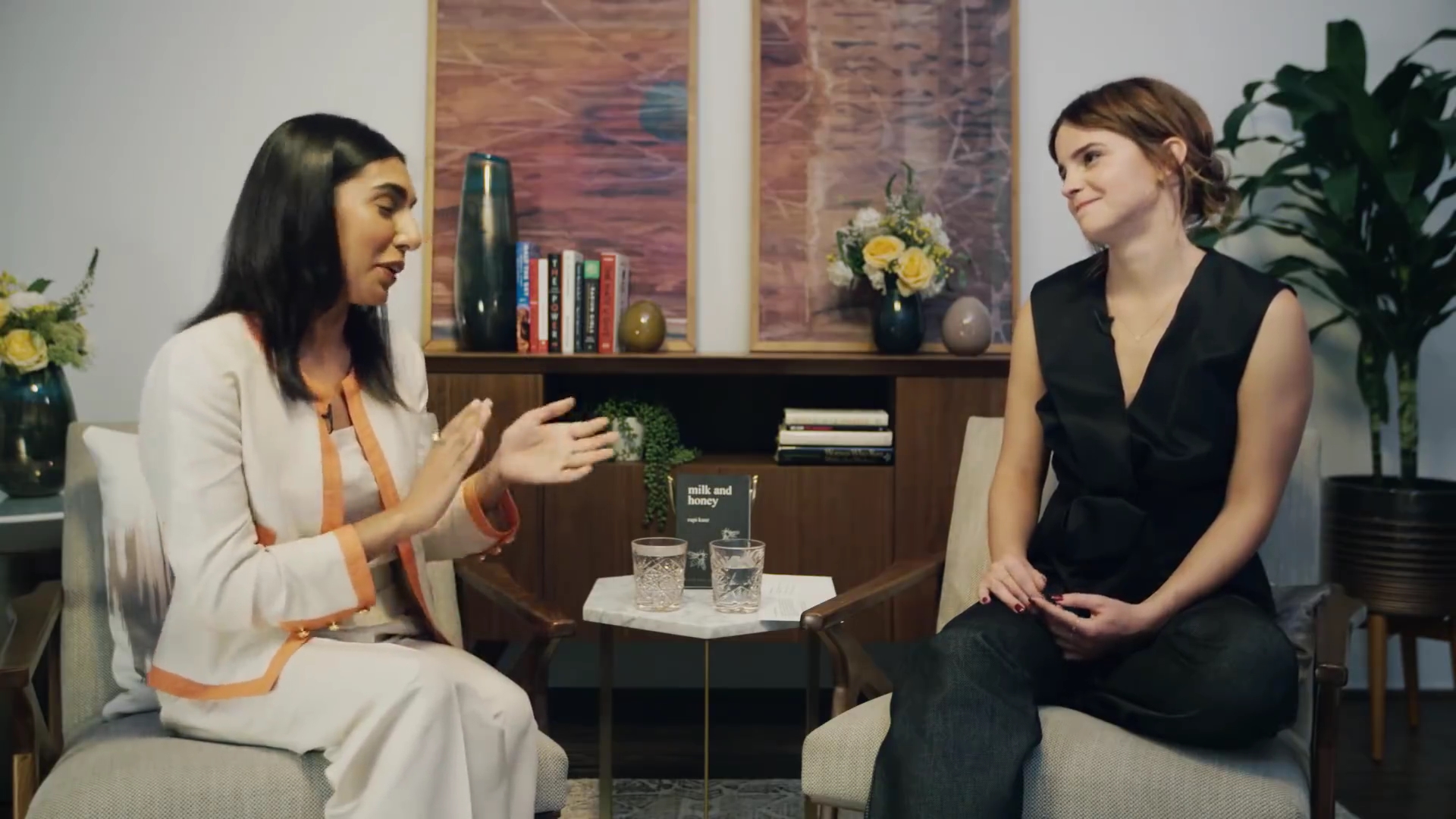 EmmaWatsonFan-dot-NL_2018OurSharedShelfWithRupiKaur1436.jpg EmmaWatsonFan-dot-NL_2018OurSharedShelfWithRupiKaur1436.jpg