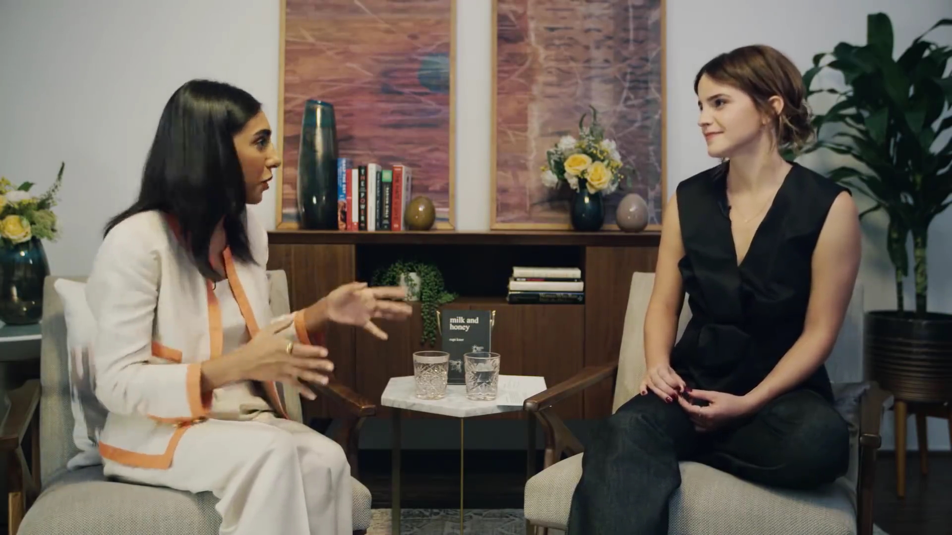 EmmaWatsonFan-dot-NL_2018OurSharedShelfWithRupiKaur1457.jpg EmmaWatsonFan-dot-NL_2018OurSharedShelfWithRupiKaur1457.jpg