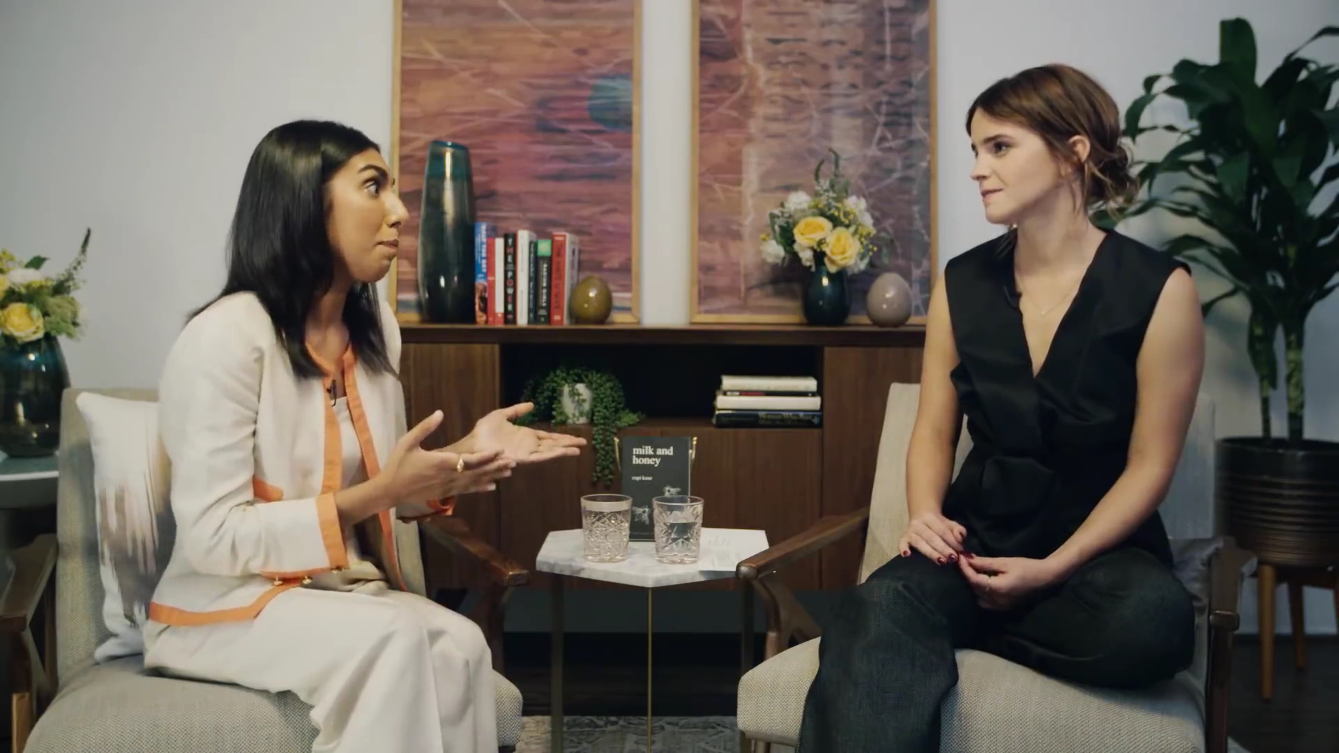 EmmaWatsonFan-dot-NL_2018OurSharedShelfWithRupiKaur1475.jpg EmmaWatsonFan-dot-NL_2018OurSharedShelfWithRupiKaur1475.jpg