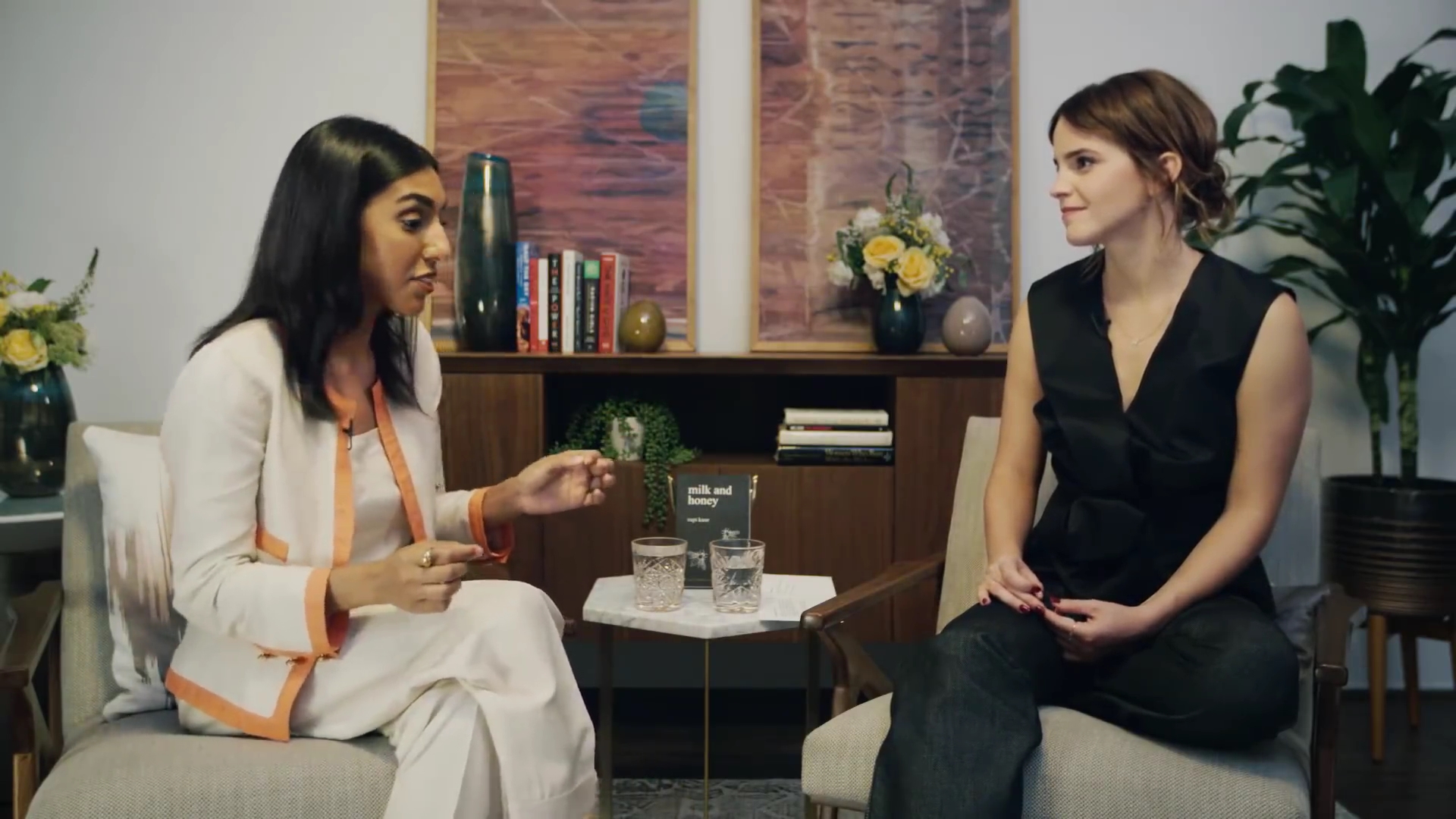 EmmaWatsonFan-dot-NL_2018OurSharedShelfWithRupiKaur1490.jpg EmmaWatsonFan-dot-NL_2018OurSharedShelfWithRupiKaur1490.jpg