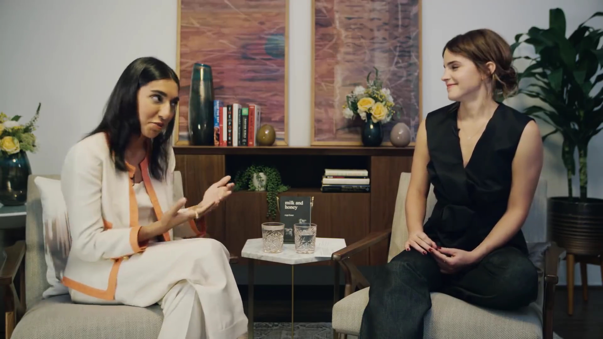 EmmaWatsonFan-dot-NL_2018OurSharedShelfWithRupiKaur1493.jpg EmmaWatsonFan-dot-NL_2018OurSharedShelfWithRupiKaur1493.jpg