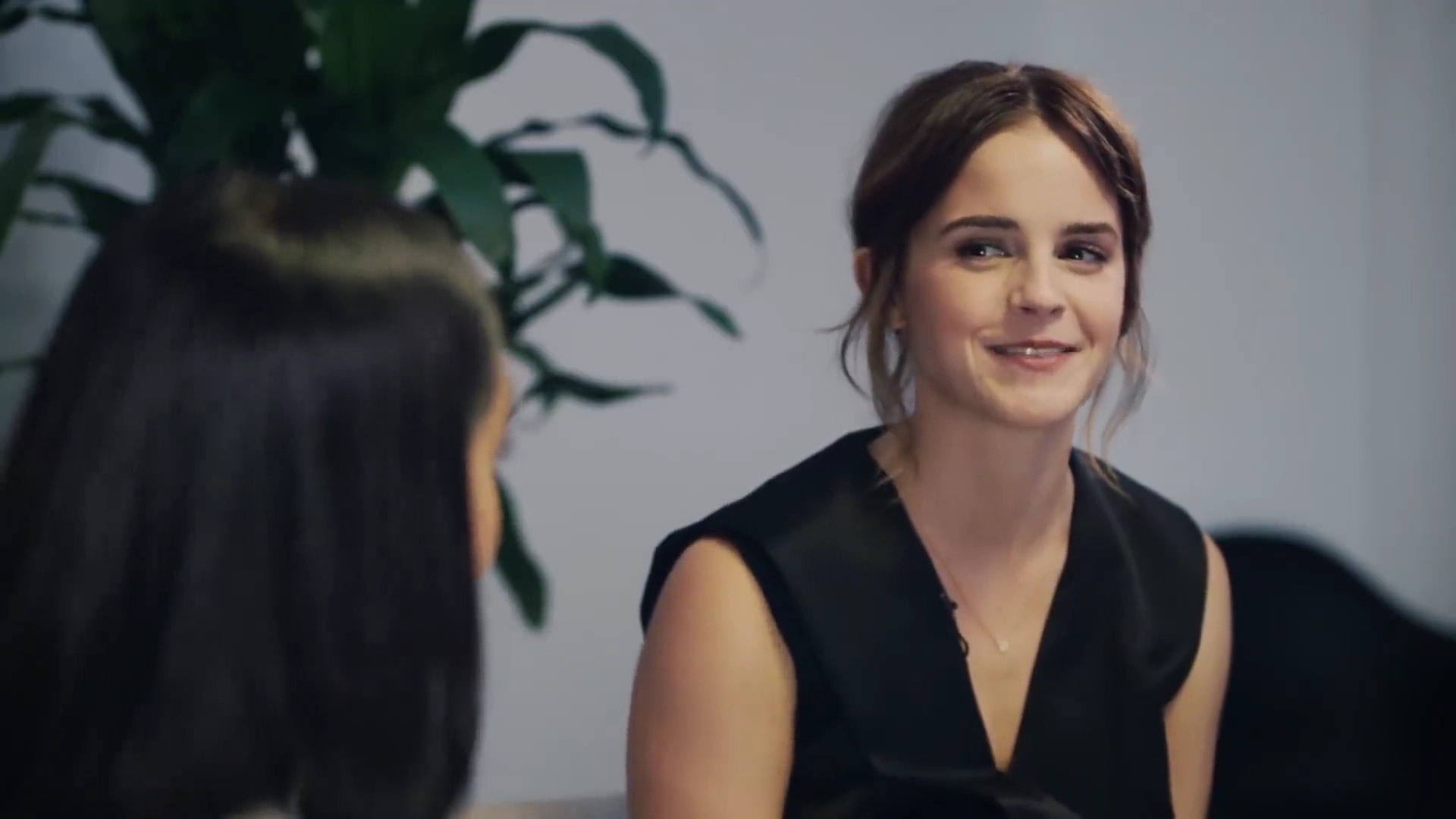 EmmaWatsonFan-dot-NL_2018OurSharedShelfWithRupiKaur1508.jpg EmmaWatsonFan-dot-NL_2018OurSharedShelfWithRupiKaur1508.jpg