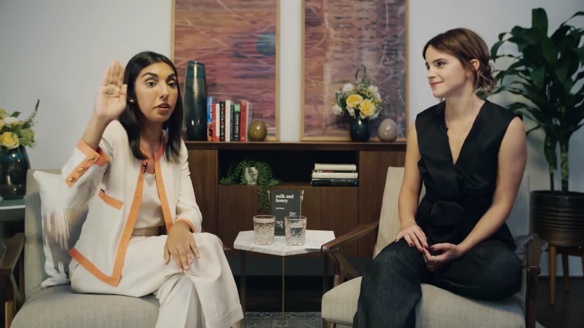 EmmaWatsonFan-dot-NL_2018OurSharedShelfWithRupiKaur1571.jpg EmmaWatsonFan-dot-NL_2018OurSharedShelfWithRupiKaur1571.jpg