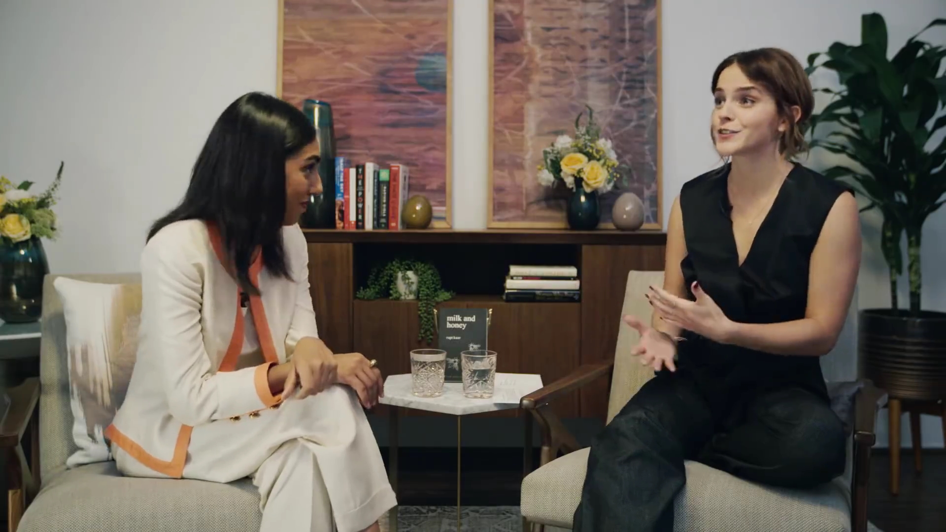 EmmaWatsonFan-dot-NL_2018OurSharedShelfWithRupiKaur1625.jpg EmmaWatsonFan-dot-NL_2018OurSharedShelfWithRupiKaur1625.jpg