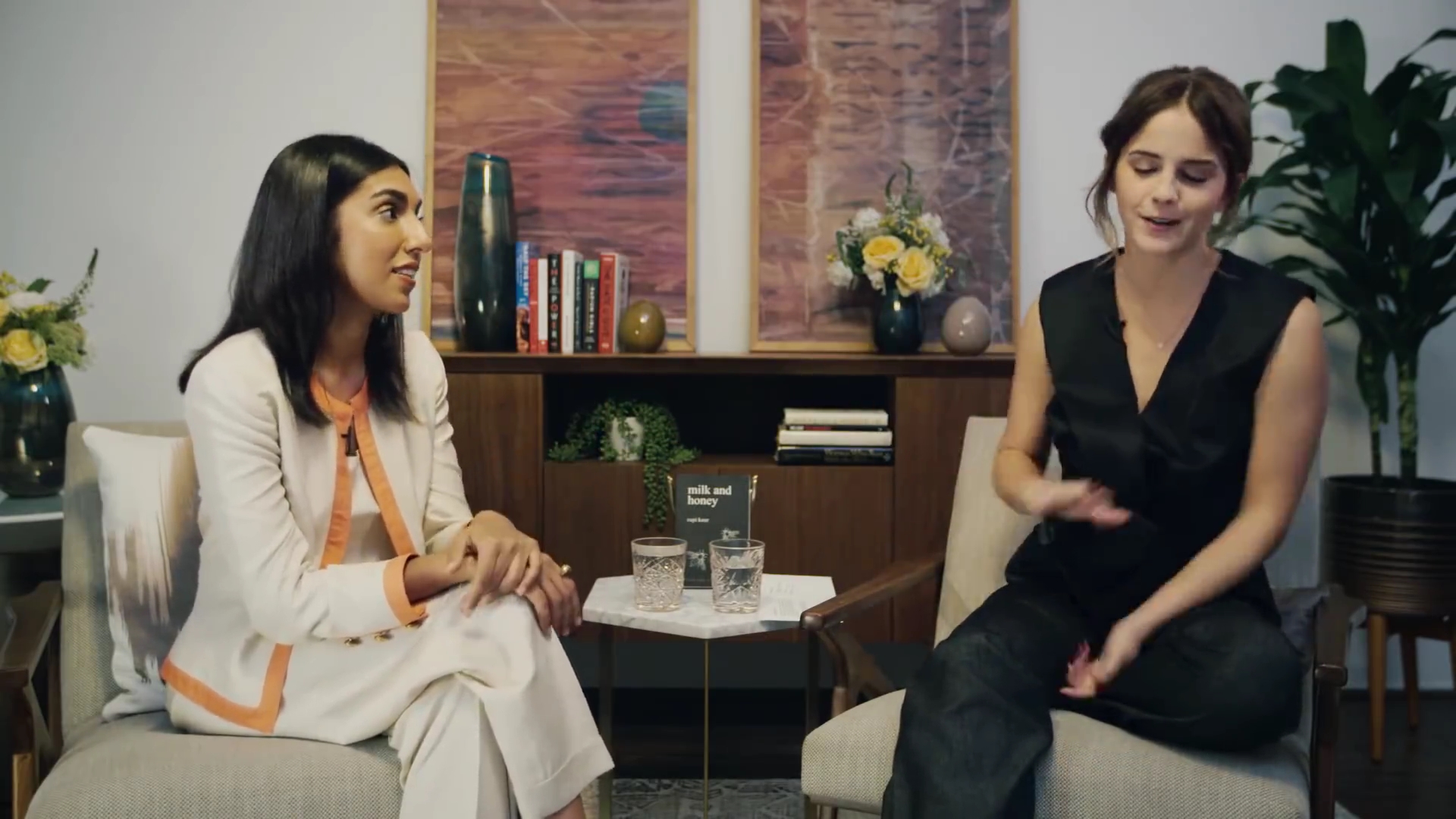 EmmaWatsonFan-dot-NL_2018OurSharedShelfWithRupiKaur1629.jpg EmmaWatsonFan-dot-NL_2018OurSharedShelfWithRupiKaur1629.jpg