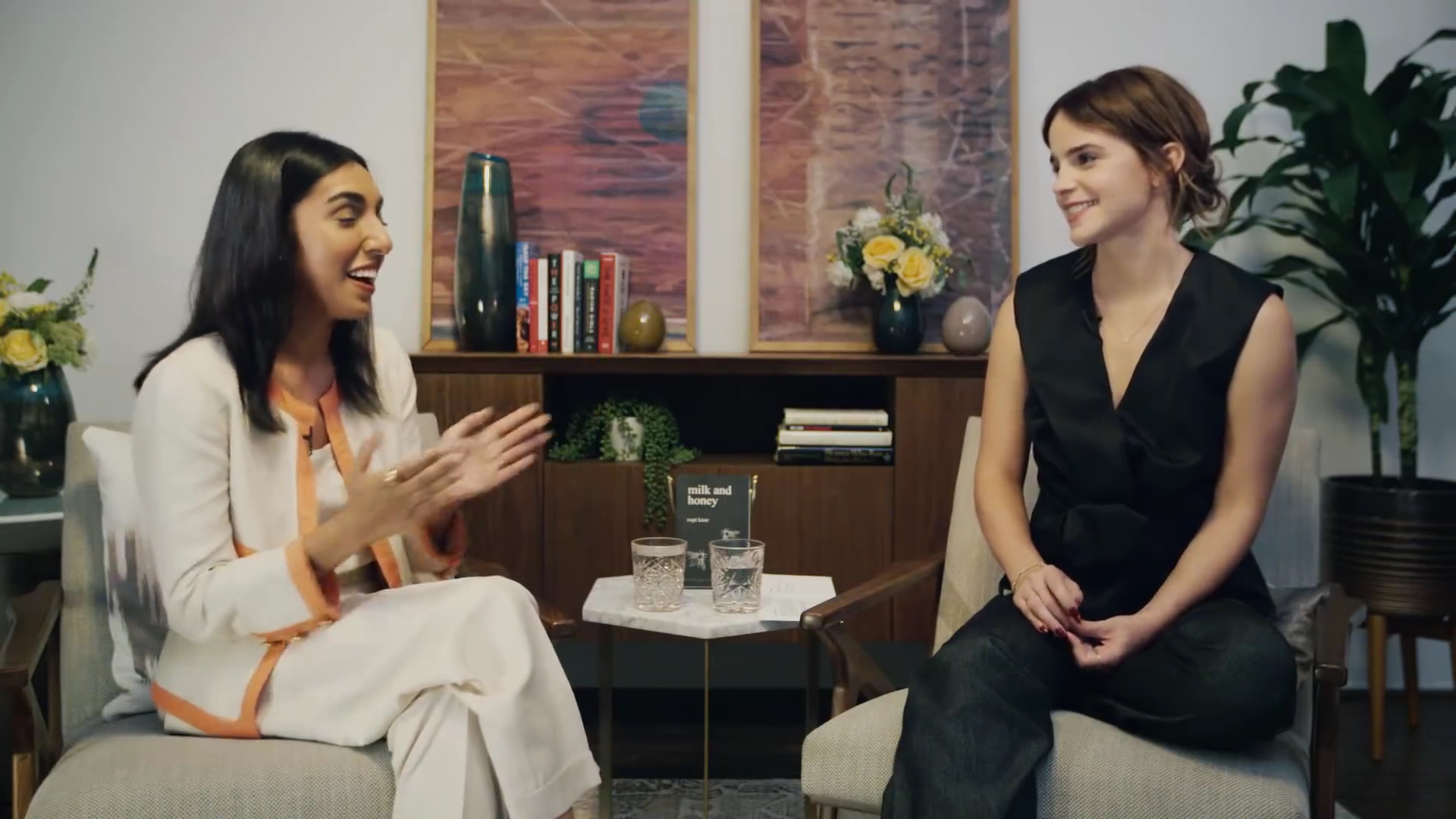 EmmaWatsonFan-dot-NL_2018OurSharedShelfWithRupiKaur1681.jpg EmmaWatsonFan-dot-NL_2018OurSharedShelfWithRupiKaur1681.jpg