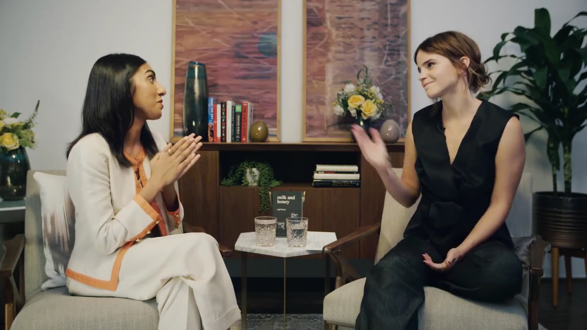 EmmaWatsonFan-dot-NL_2018OurSharedShelfWithRupiKaur1684.jpg EmmaWatsonFan-dot-NL_2018OurSharedShelfWithRupiKaur1684.jpg