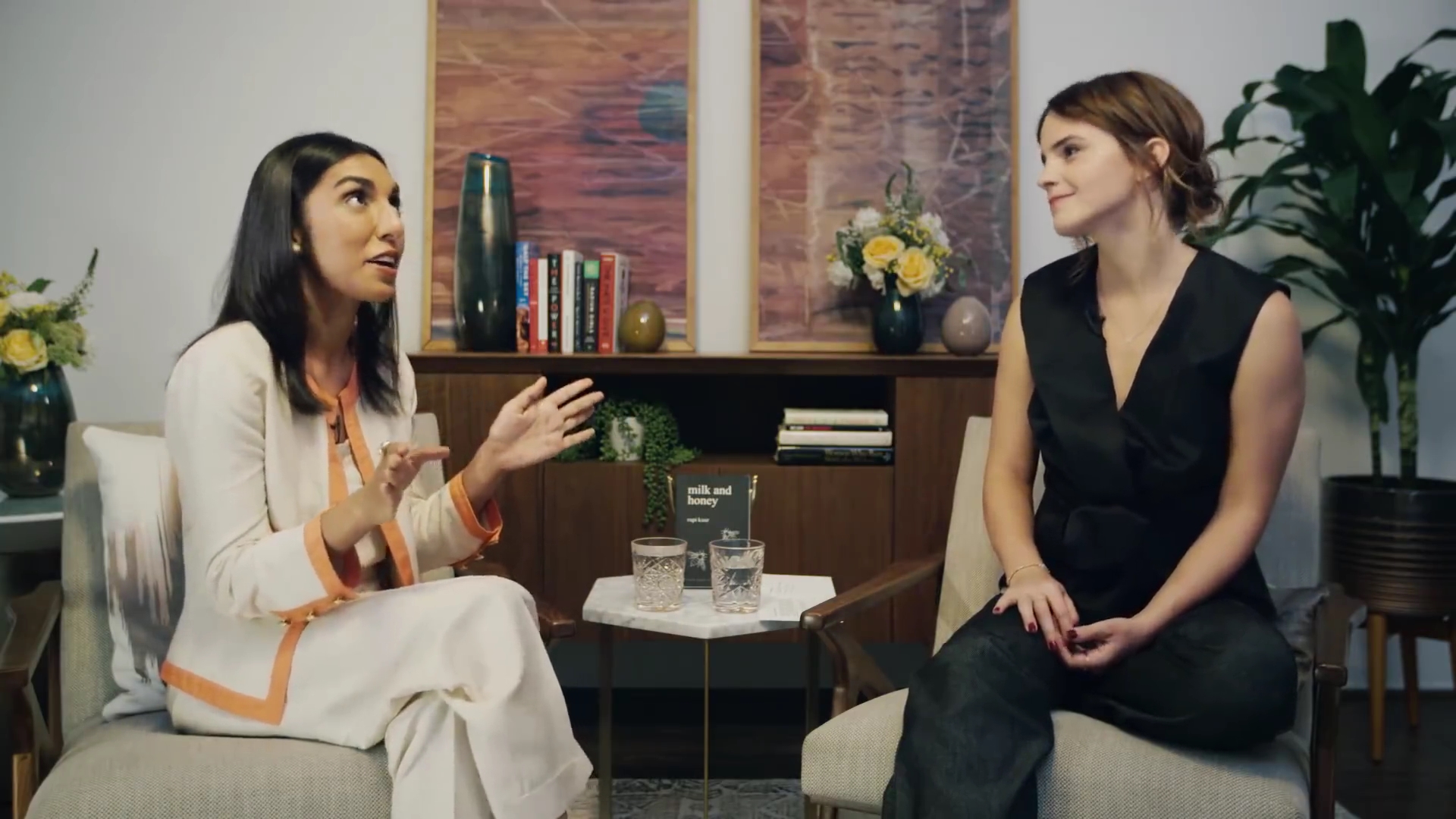 EmmaWatsonFan-dot-NL_2018OurSharedShelfWithRupiKaur1686.jpg EmmaWatsonFan-dot-NL_2018OurSharedShelfWithRupiKaur1686.jpg