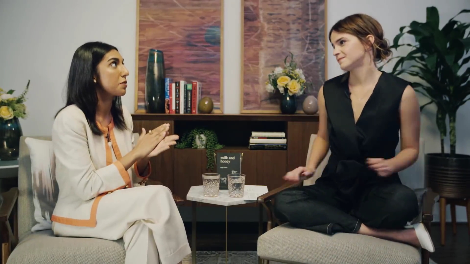 EmmaWatsonFan-dot-NL_2018OurSharedShelfWithRupiKaur1695.jpg EmmaWatsonFan-dot-NL_2018OurSharedShelfWithRupiKaur1695.jpg