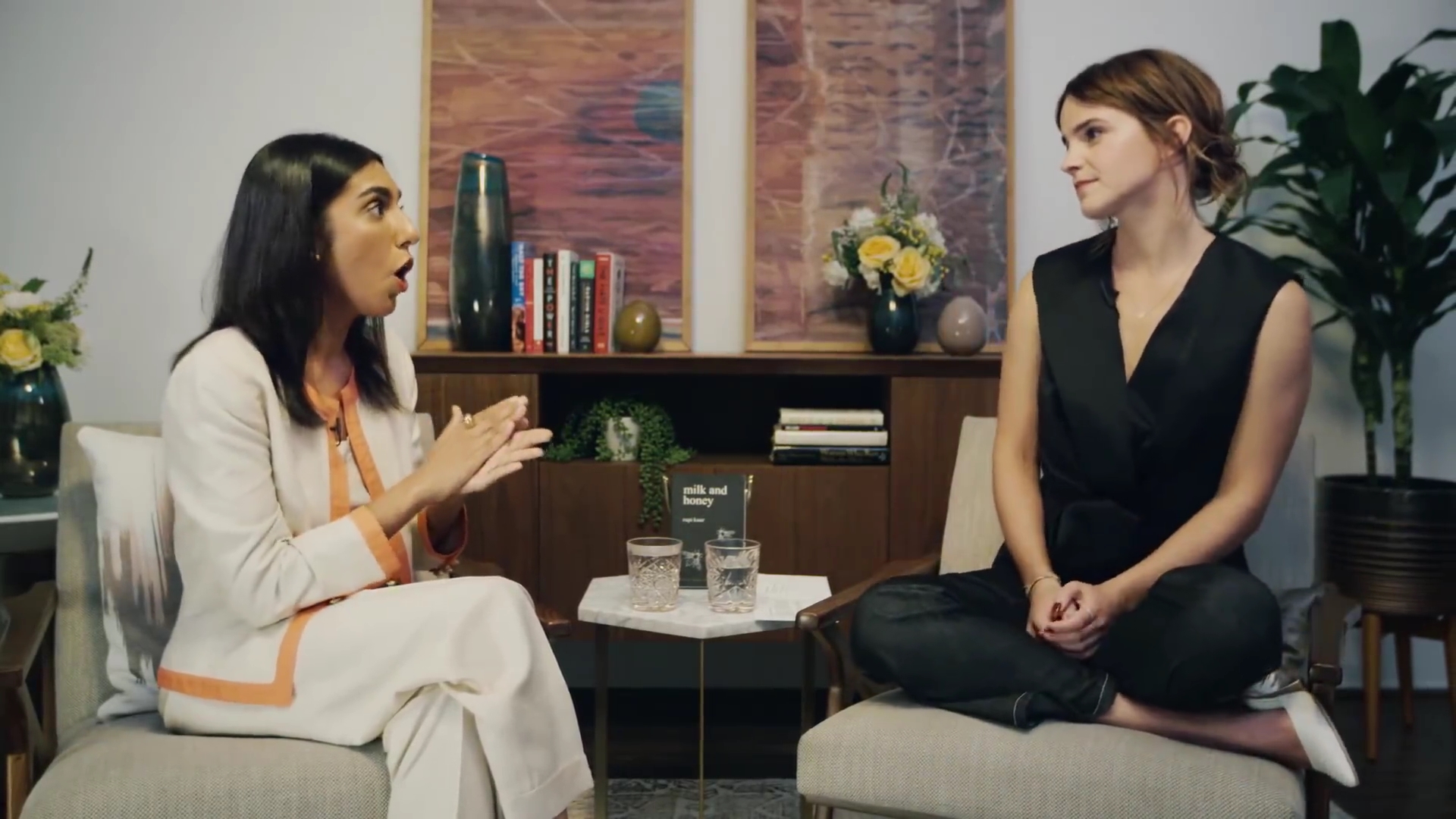 EmmaWatsonFan-dot-NL_2018OurSharedShelfWithRupiKaur1696.jpg EmmaWatsonFan-dot-NL_2018OurSharedShelfWithRupiKaur1696.jpg