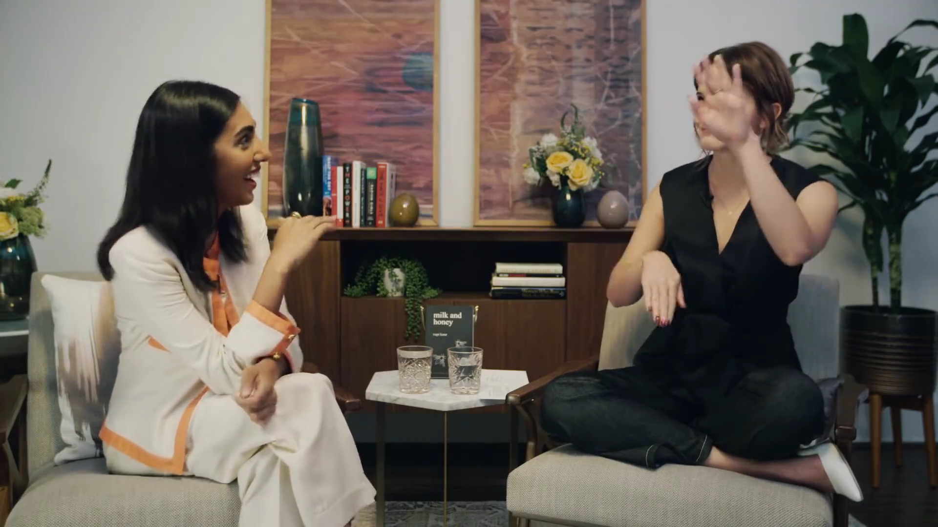 EmmaWatsonFan-dot-NL_2018OurSharedShelfWithRupiKaur1719.jpg EmmaWatsonFan-dot-NL_2018OurSharedShelfWithRupiKaur1719.jpg